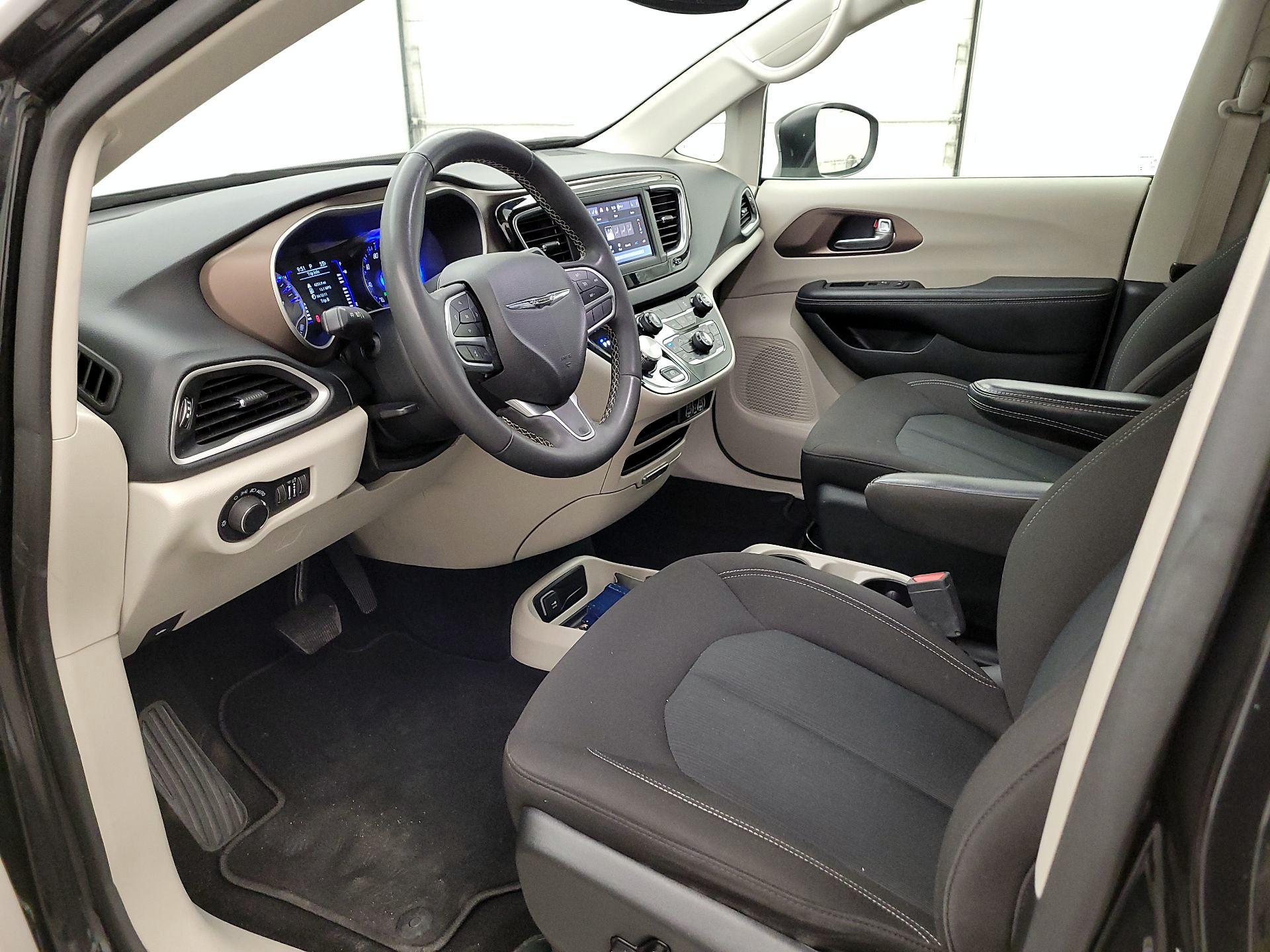 Thumbnail: 2023 Chrysler Voyager - 11