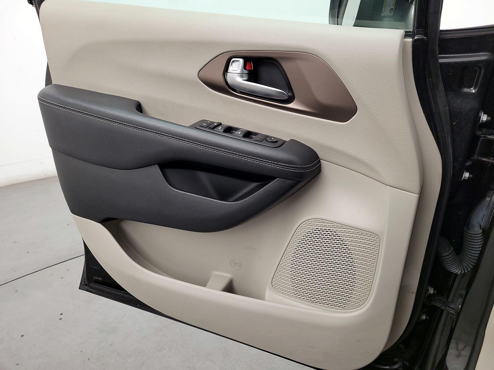 Thumbnail: 2023 Chrysler Voyager - 12