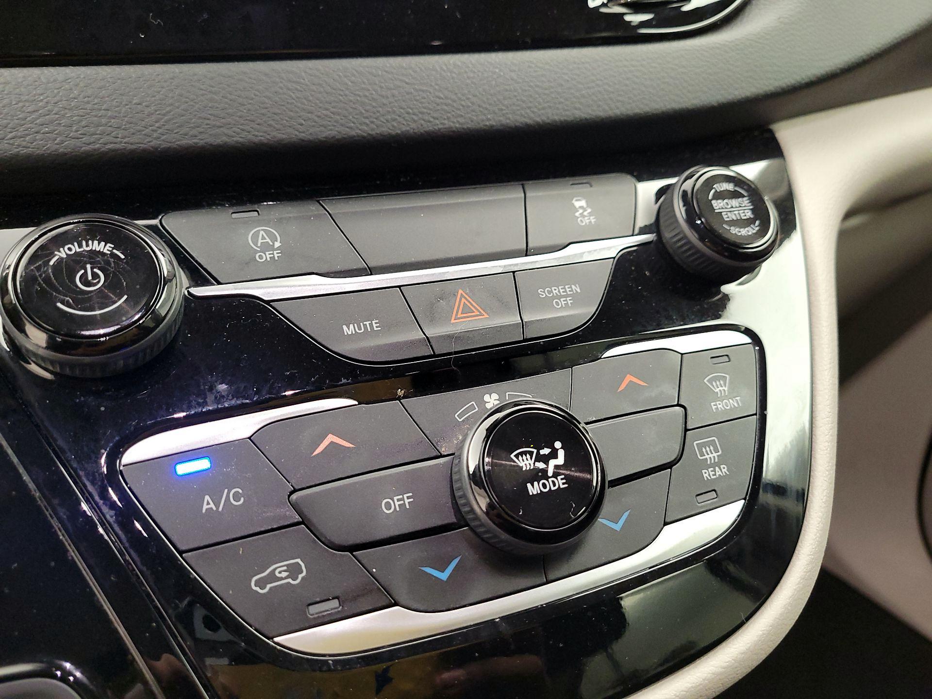 Thumbnail: 2023 Chrysler Voyager - 14