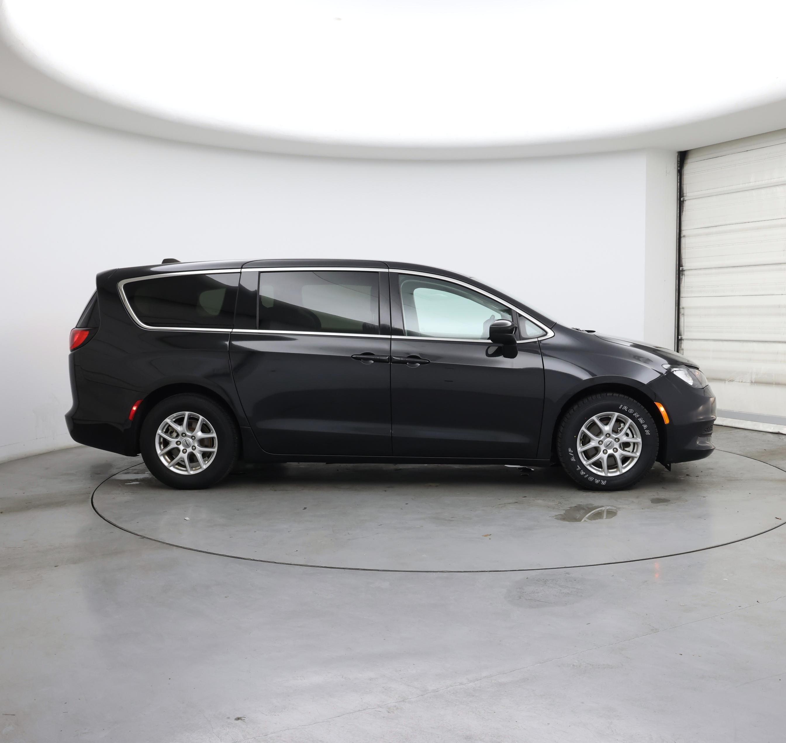 Thumbnail: 2023 Chrysler Voyager - 7