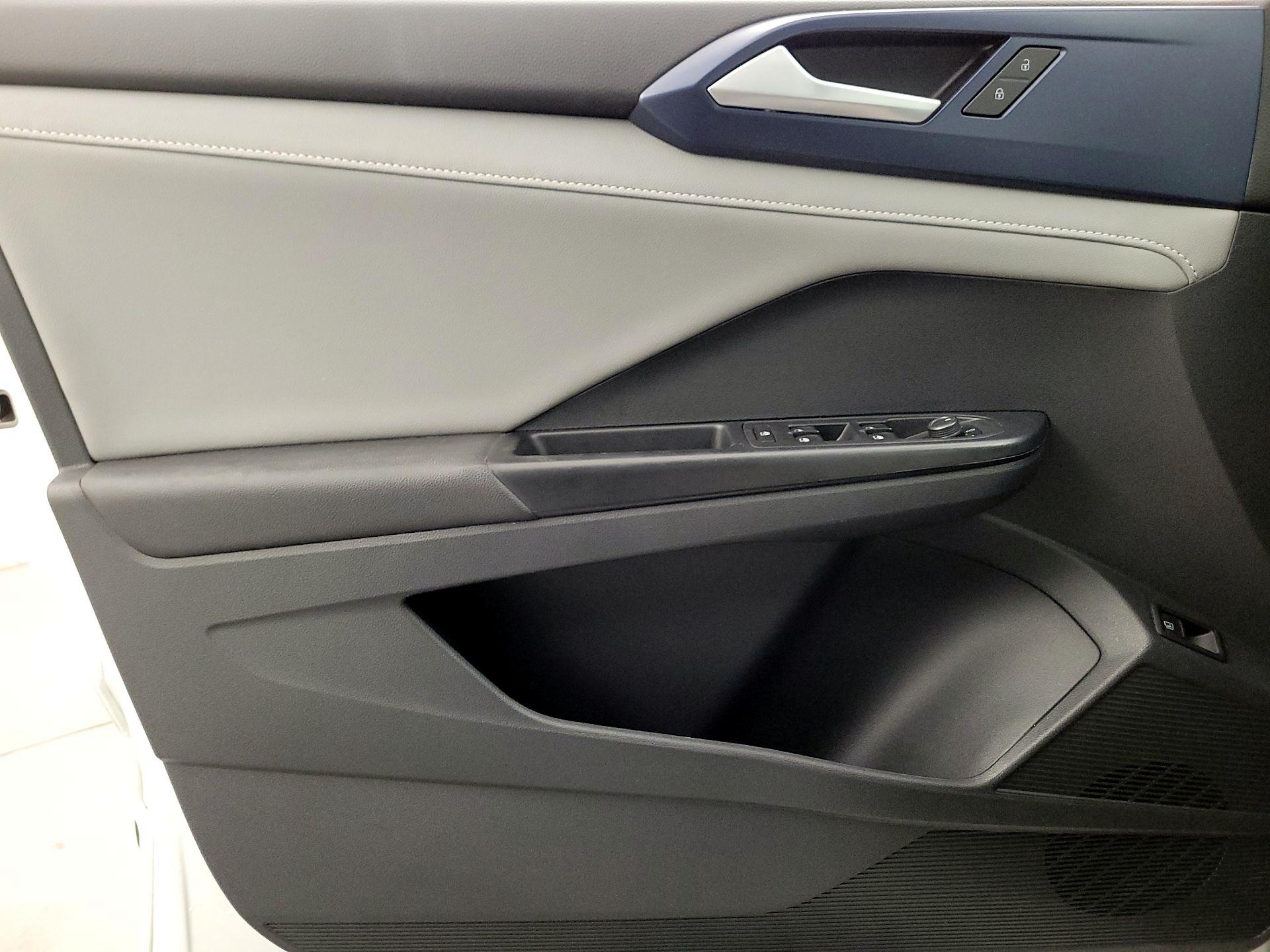 Thumbnail: 2023 Volkswagen Taos - 12