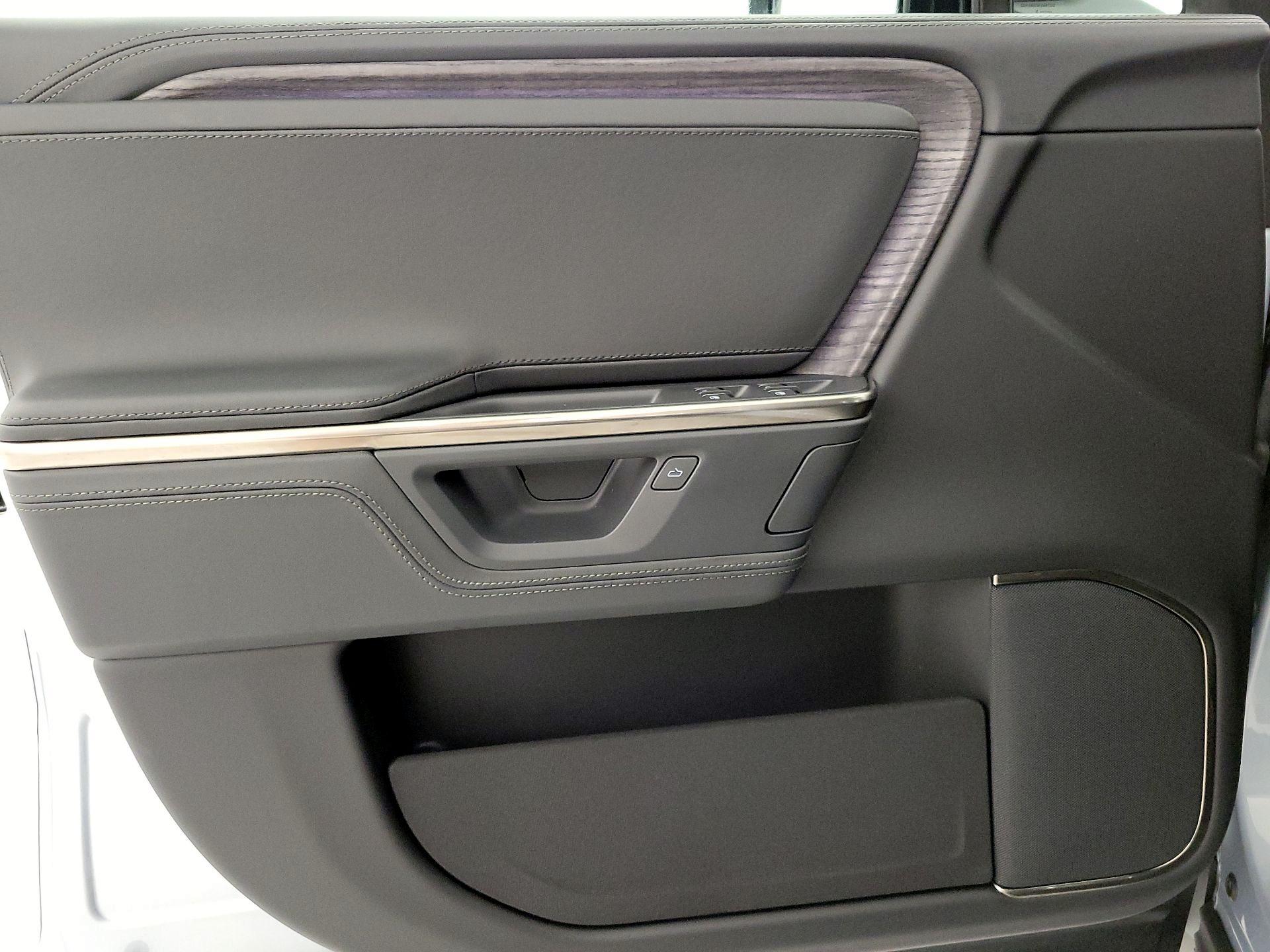 Thumbnail: 2026 Rivian R1S - 12