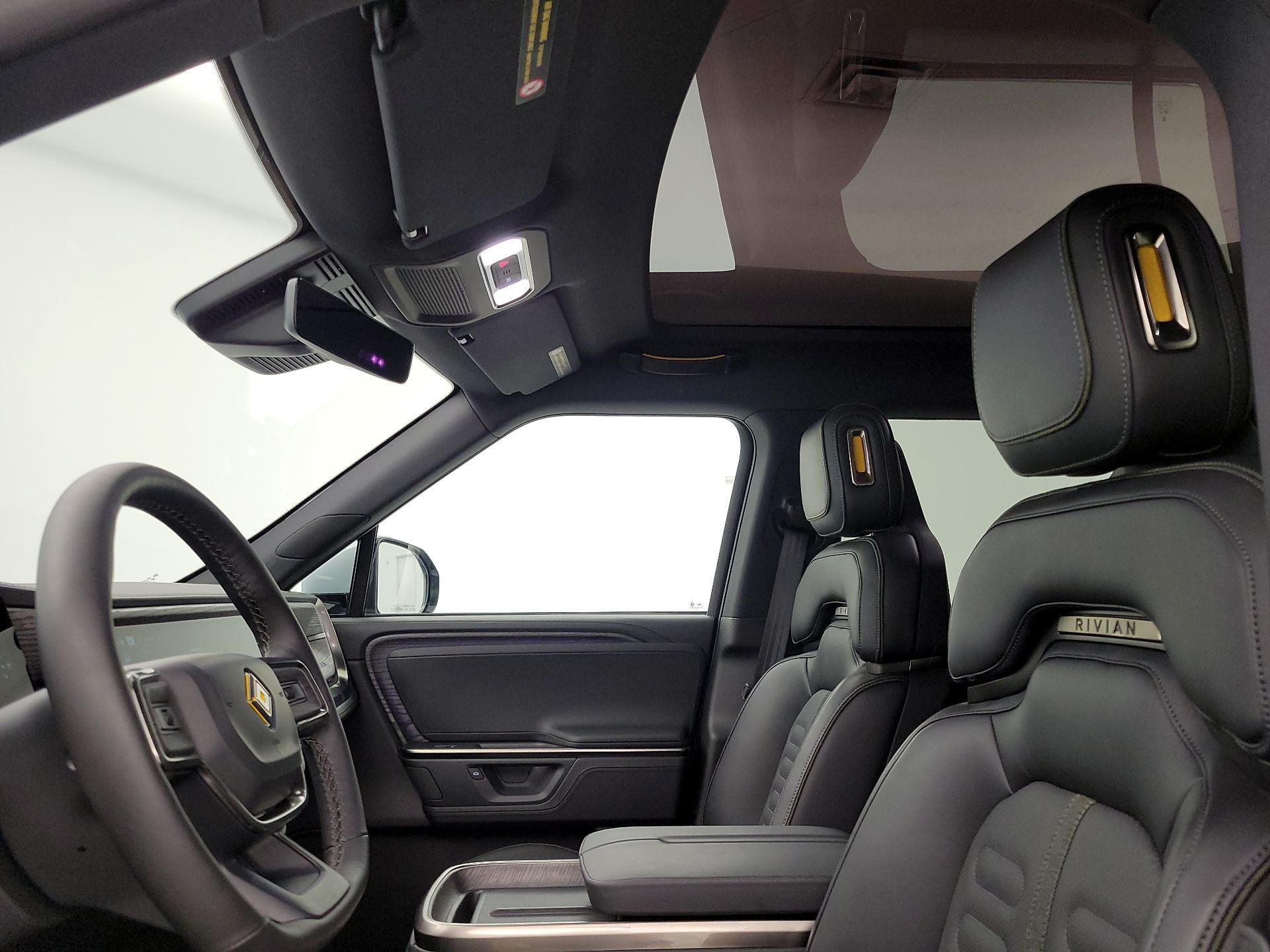 Thumbnail: 2026 Rivian R1S - 19