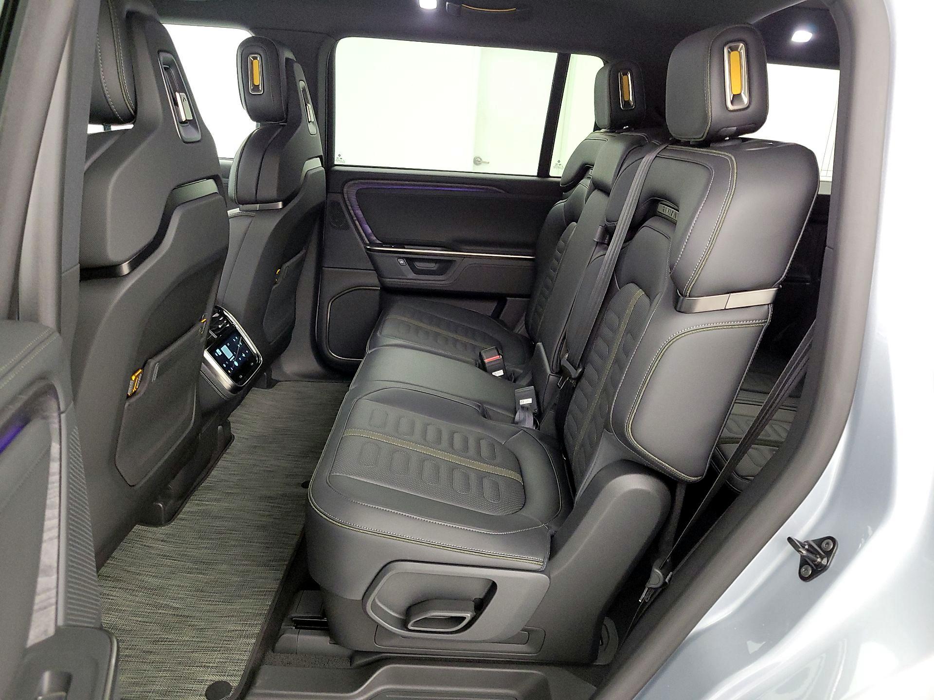 Thumbnail: 2026 Rivian R1S - 20