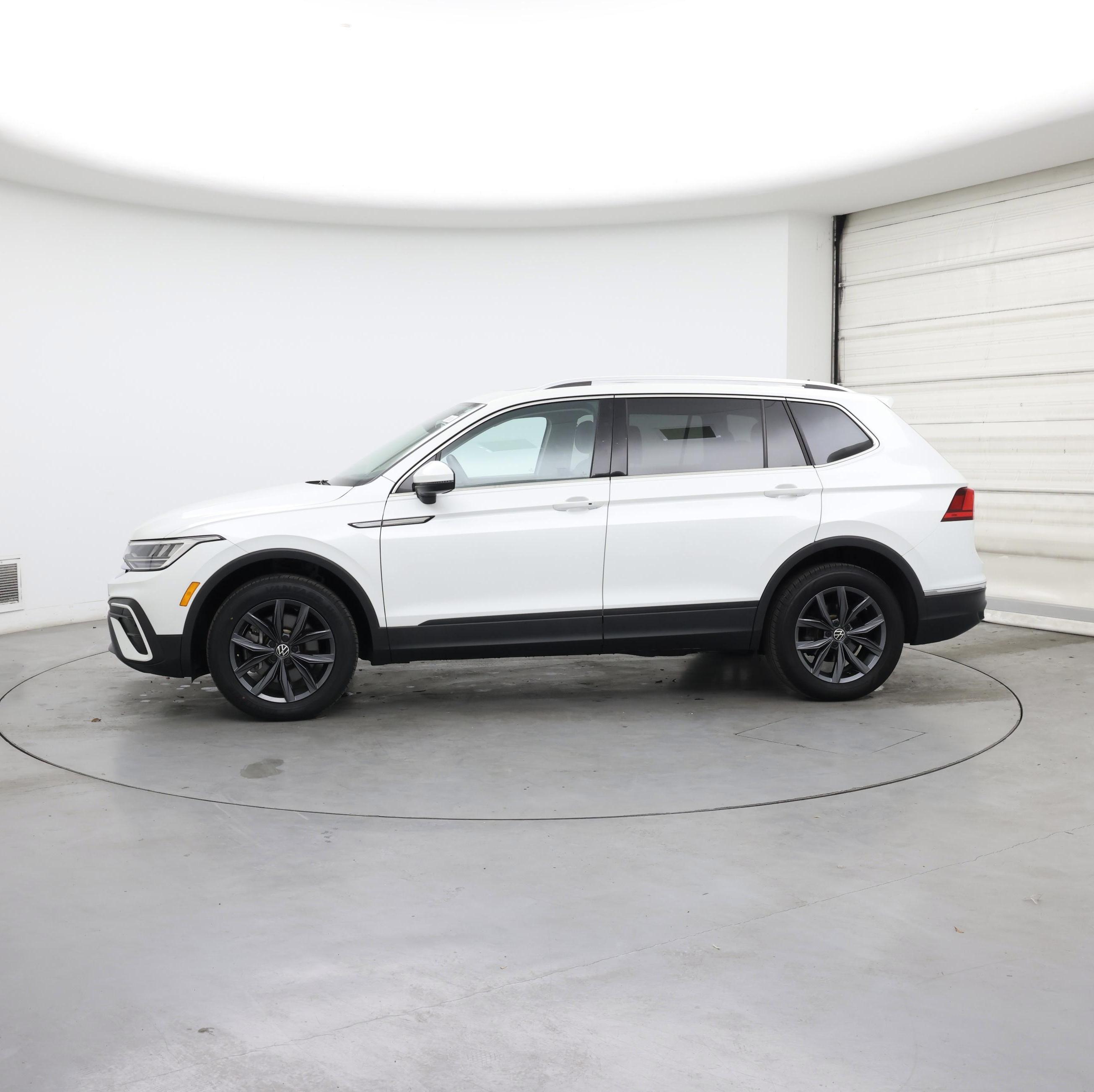 Thumbnail: 2023 Volkswagen Tiguan - 3