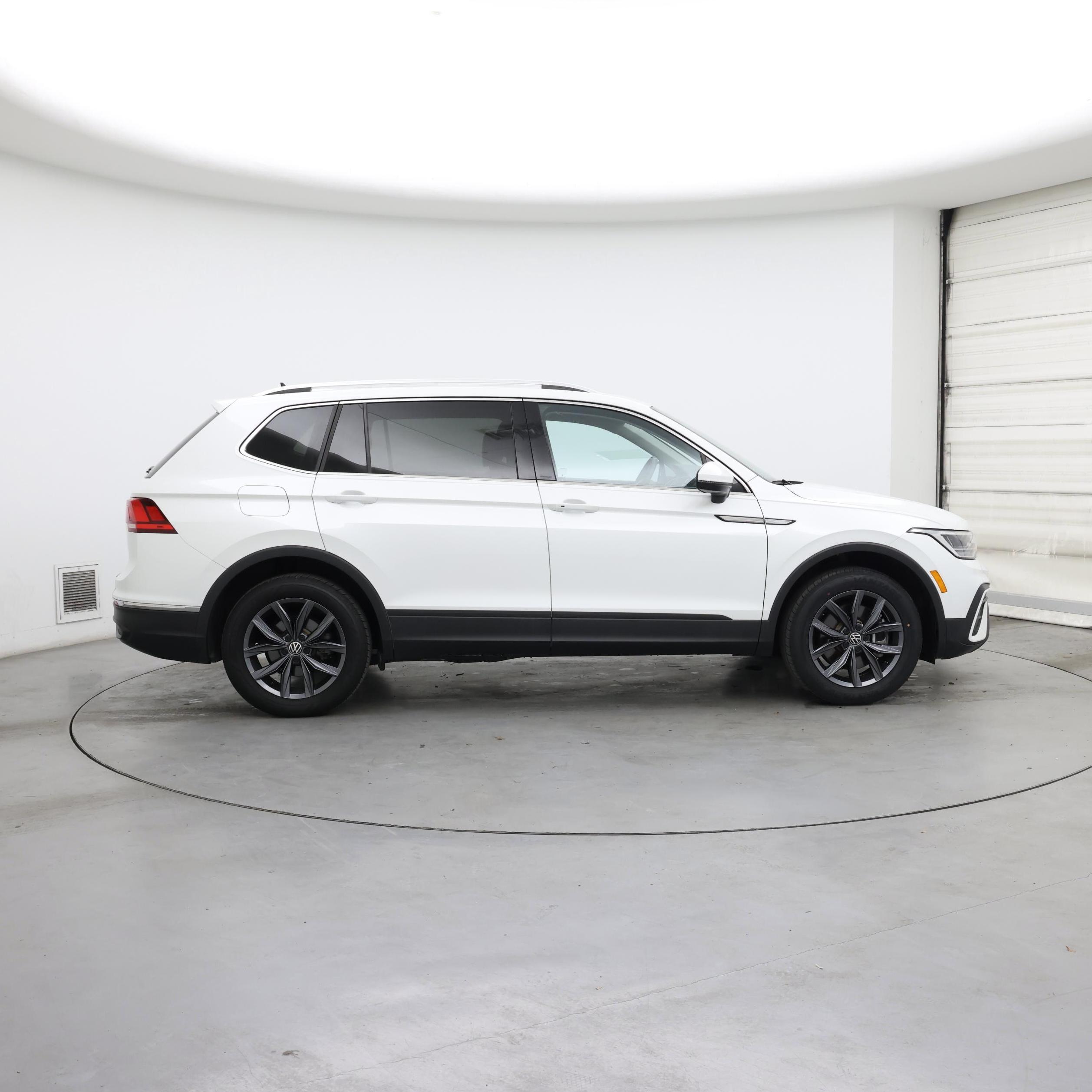 Thumbnail: 2023 Volkswagen Tiguan - 7