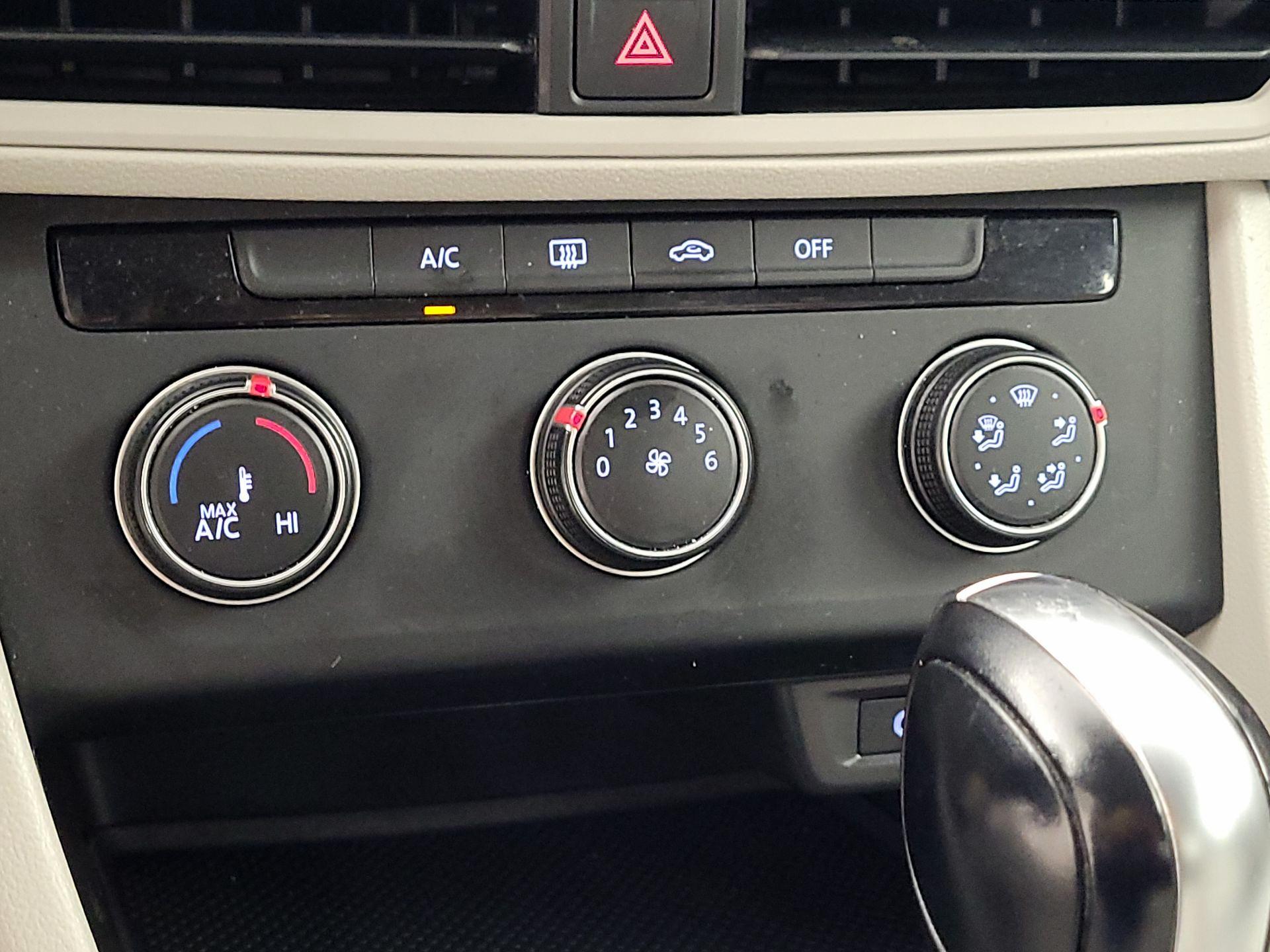 Thumbnail: 2020 Volkswagen Jetta - 16