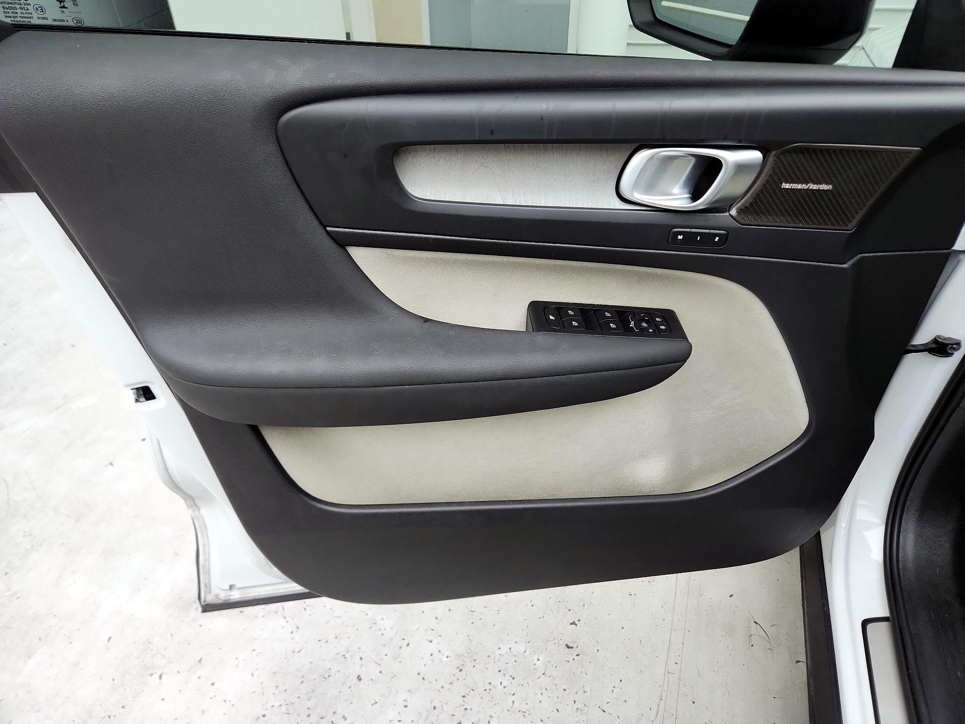 Thumbnail: 2023 Volvo XC40 - 12