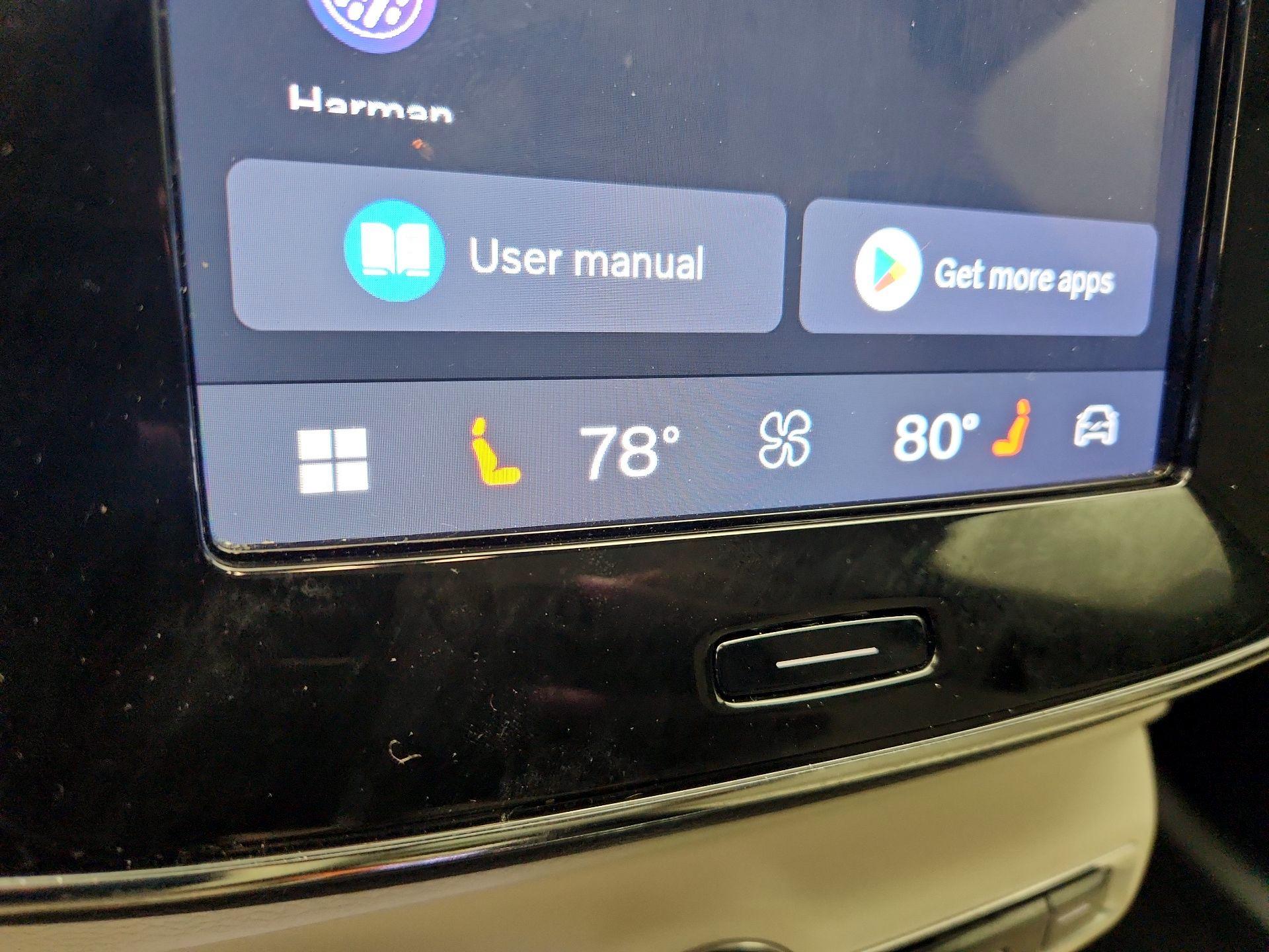 Thumbnail: 2023 Volvo XC40 - 16