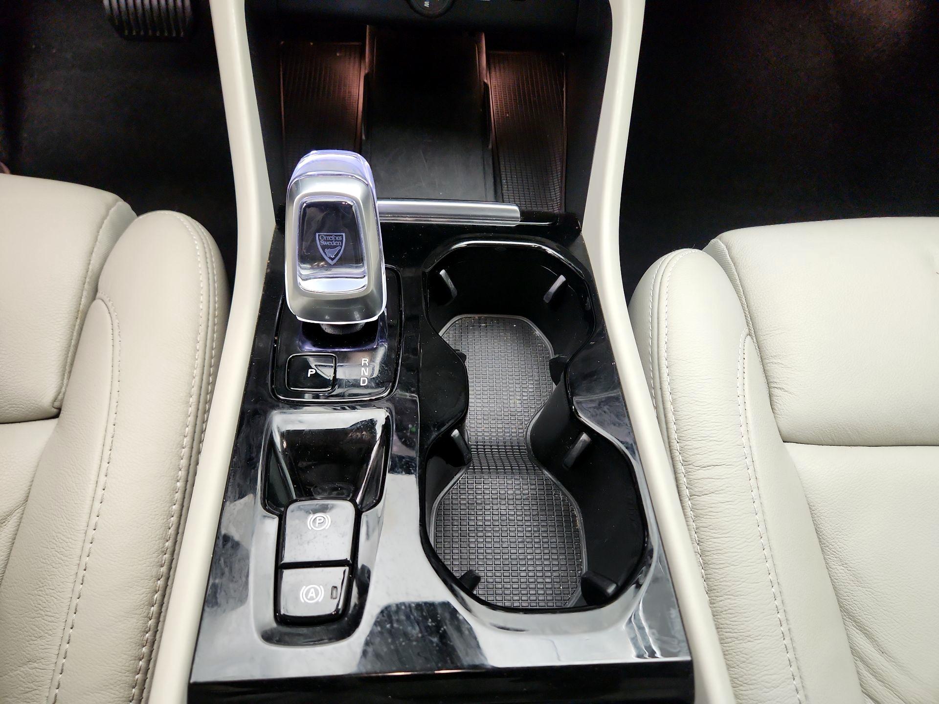 Thumbnail: 2023 Volvo XC40 - 17