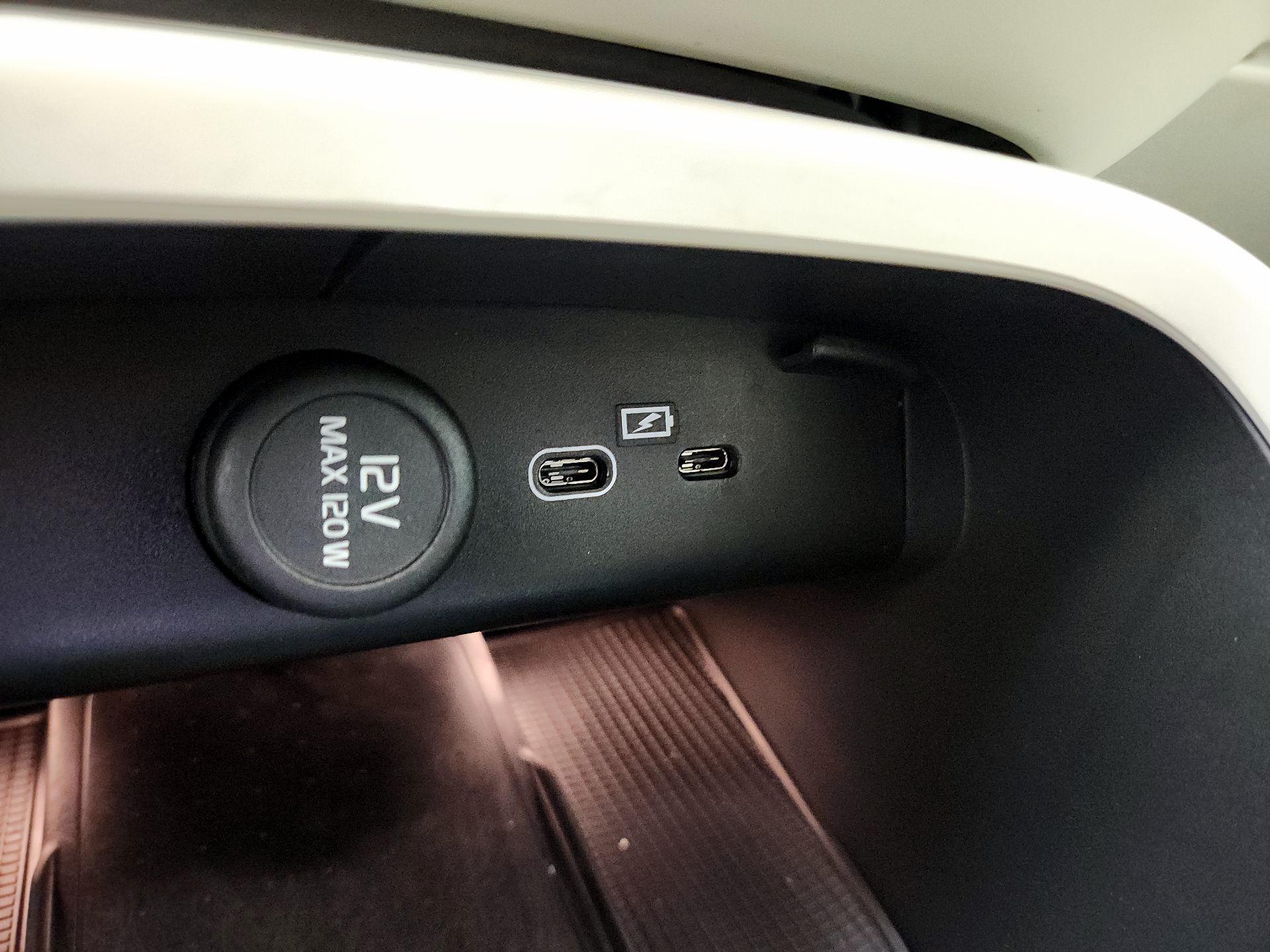 Thumbnail: 2023 Volvo XC40 - 18