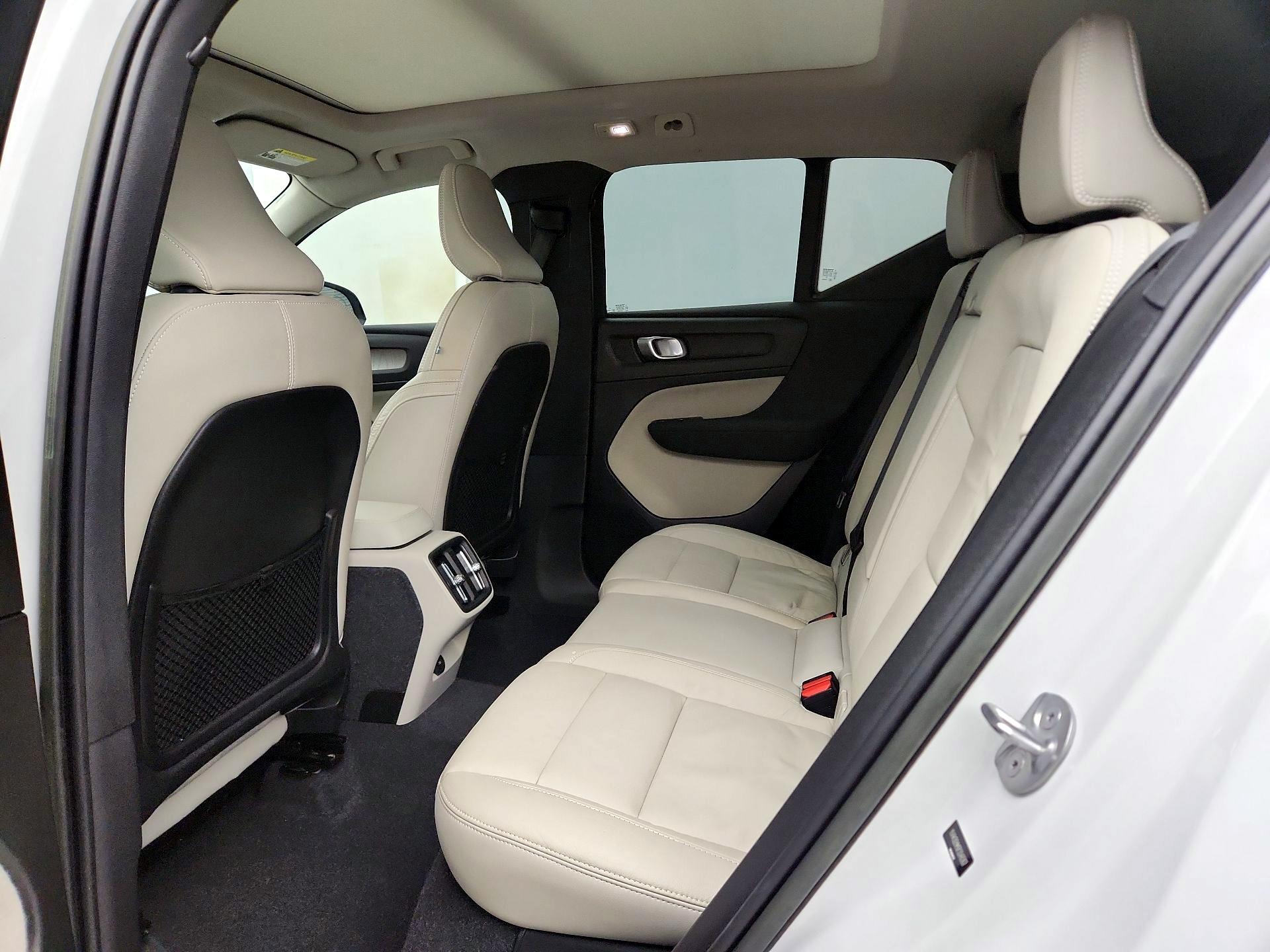 Thumbnail: 2023 Volvo XC40 - 20