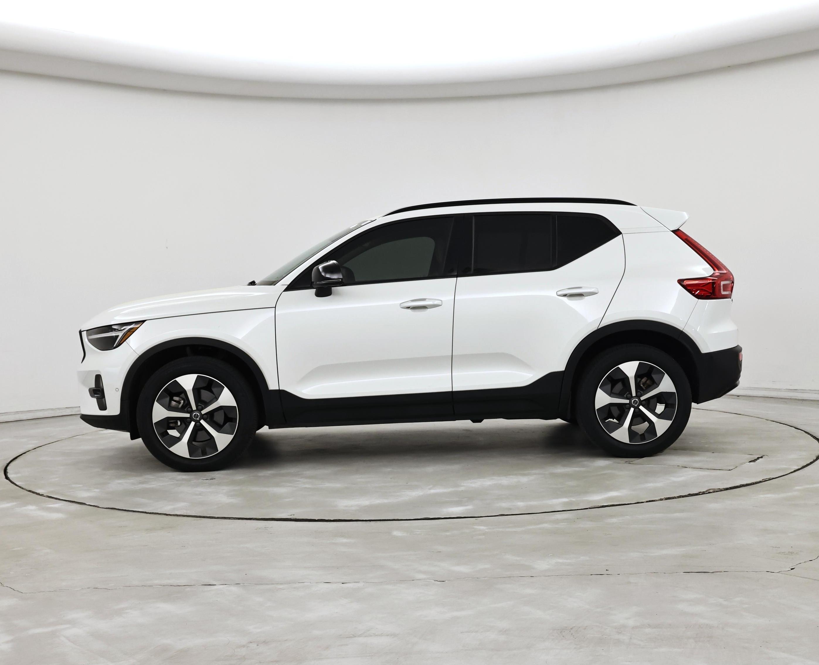 Thumbnail: 2023 Volvo XC40 - 3
