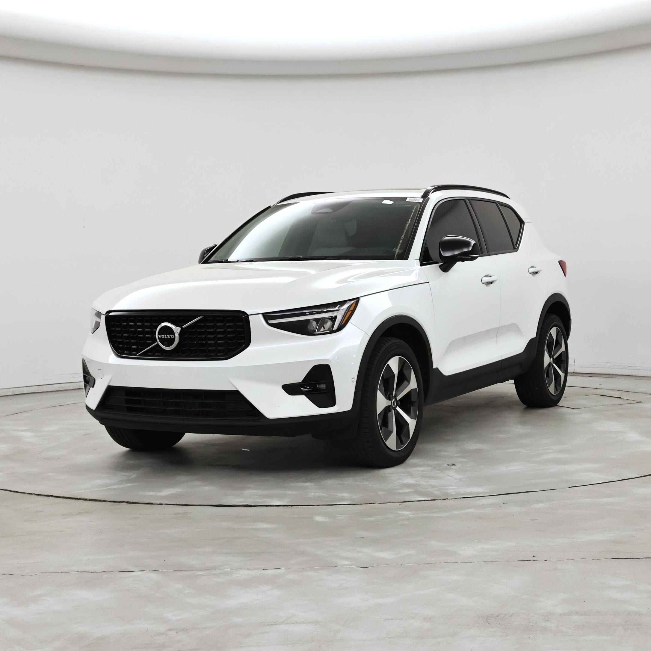 Thumbnail: 2023 Volvo XC40 - 4
