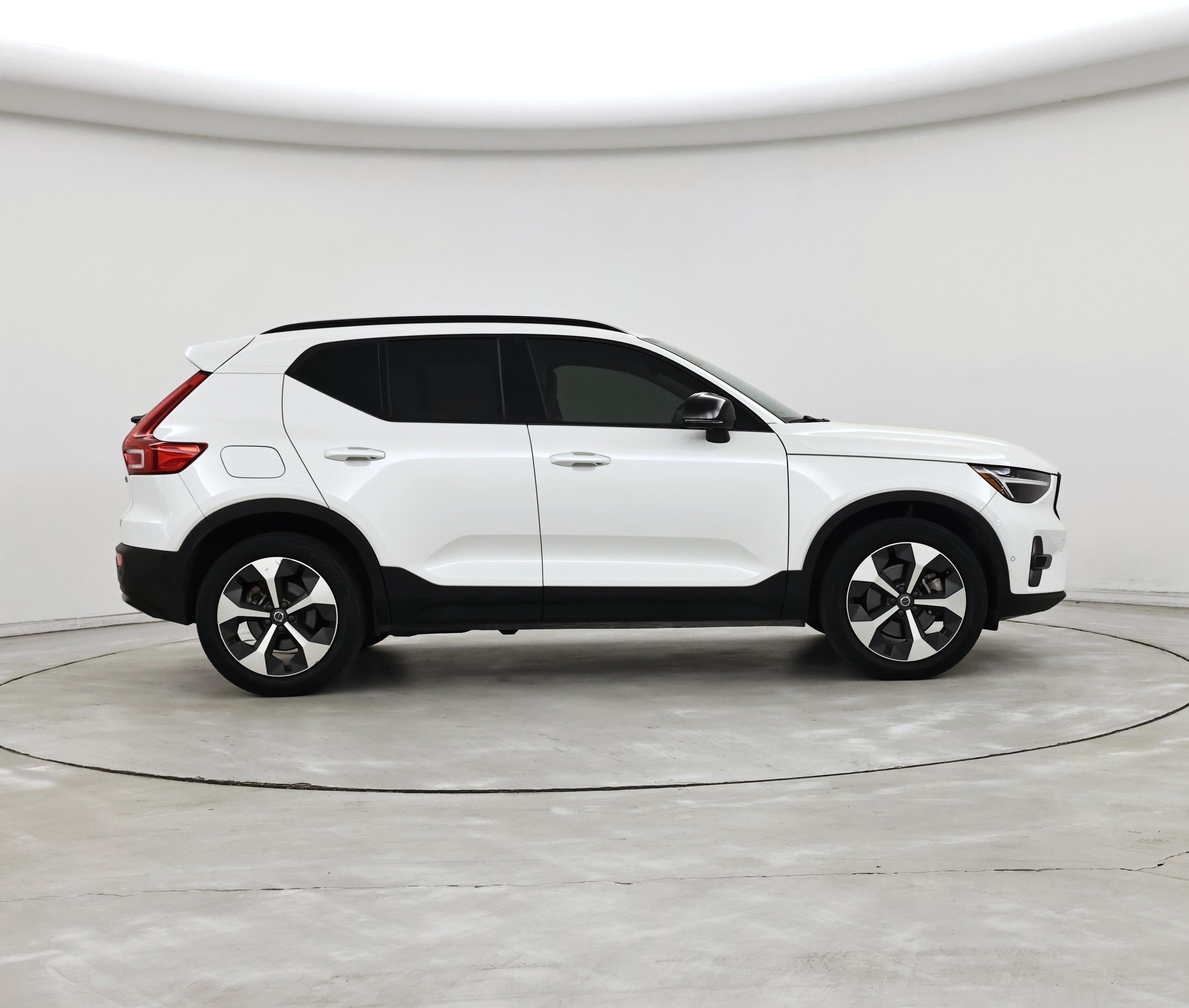 Thumbnail: 2023 Volvo XC40 - 7