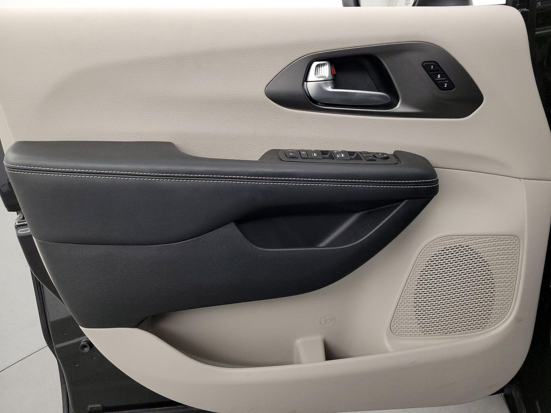 Thumbnail: 2023 Chrysler Pacifica - 12