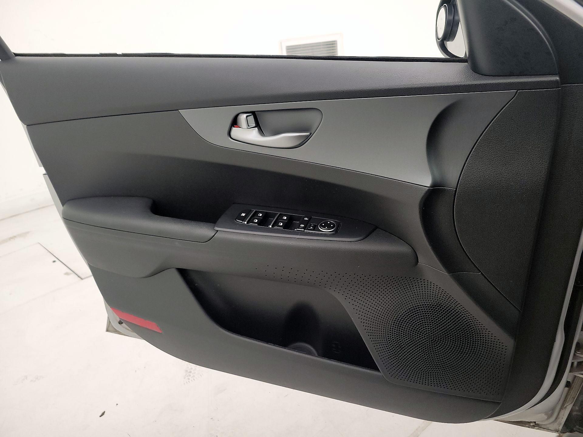 Thumbnail: 2020 Kia Forte - 10