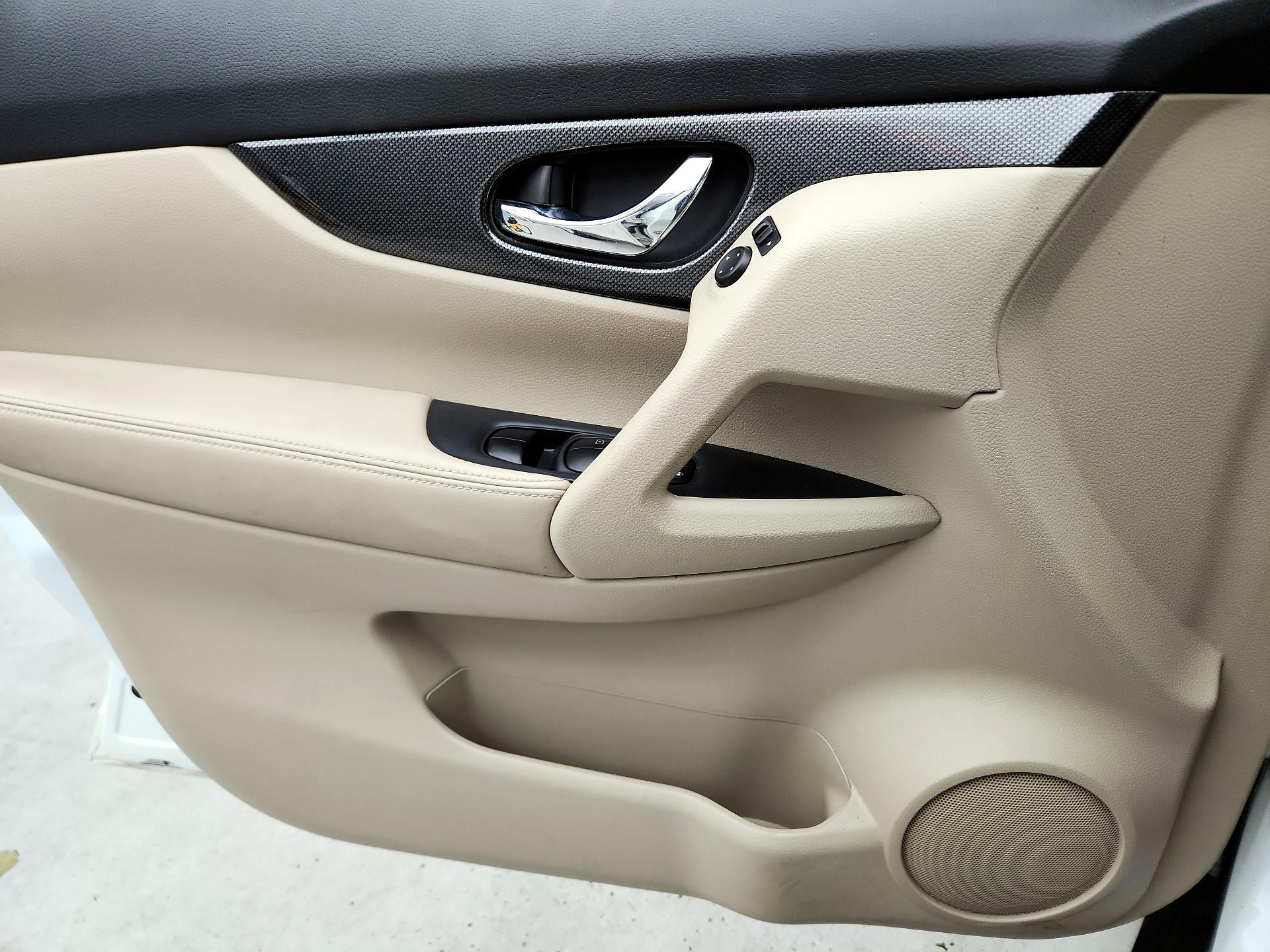 Thumbnail: 2015 Nissan Rogue - 12