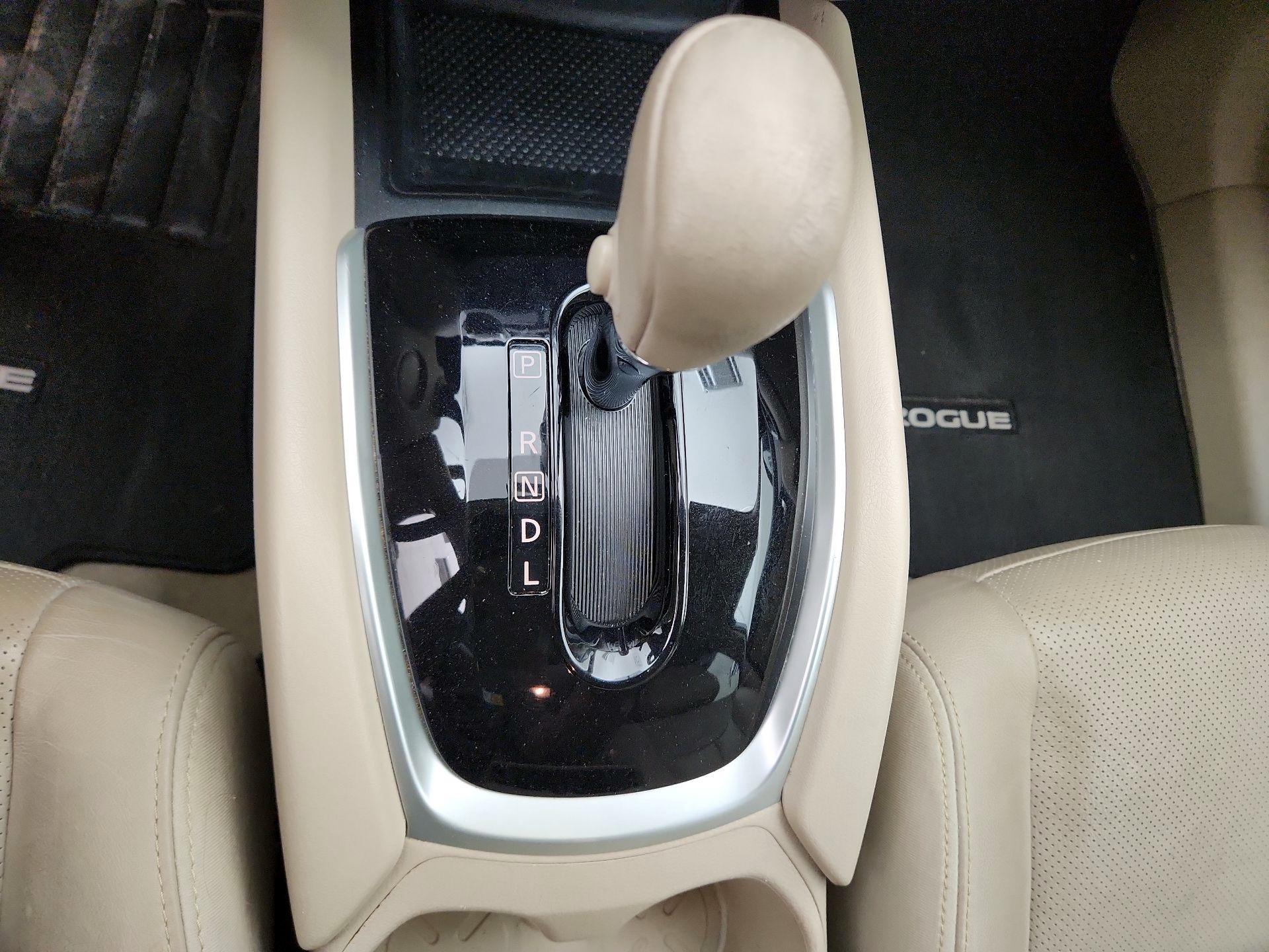 Thumbnail: 2015 Nissan Rogue - 18