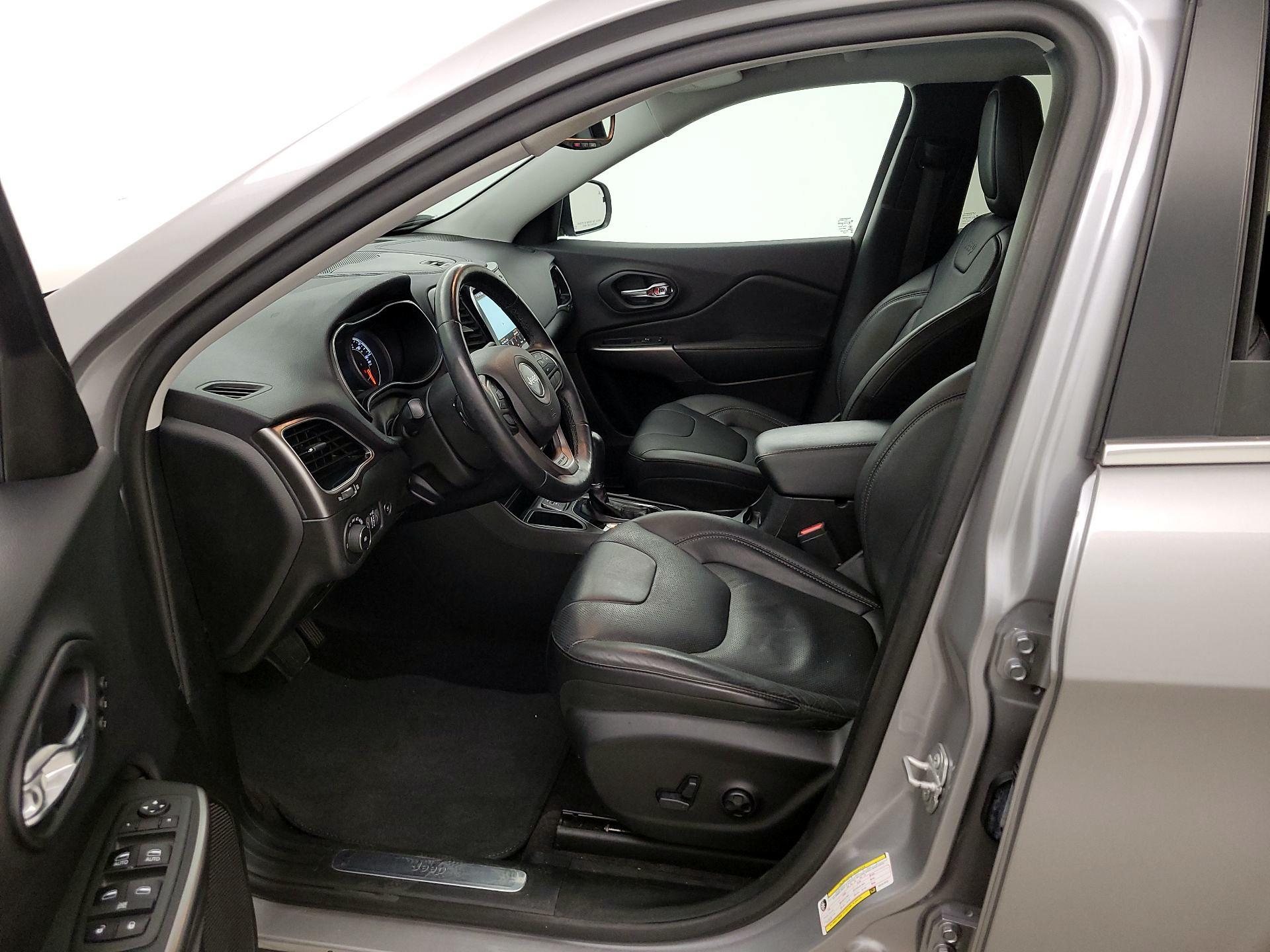 Thumbnail: 2019 Jeep Cherokee - 11