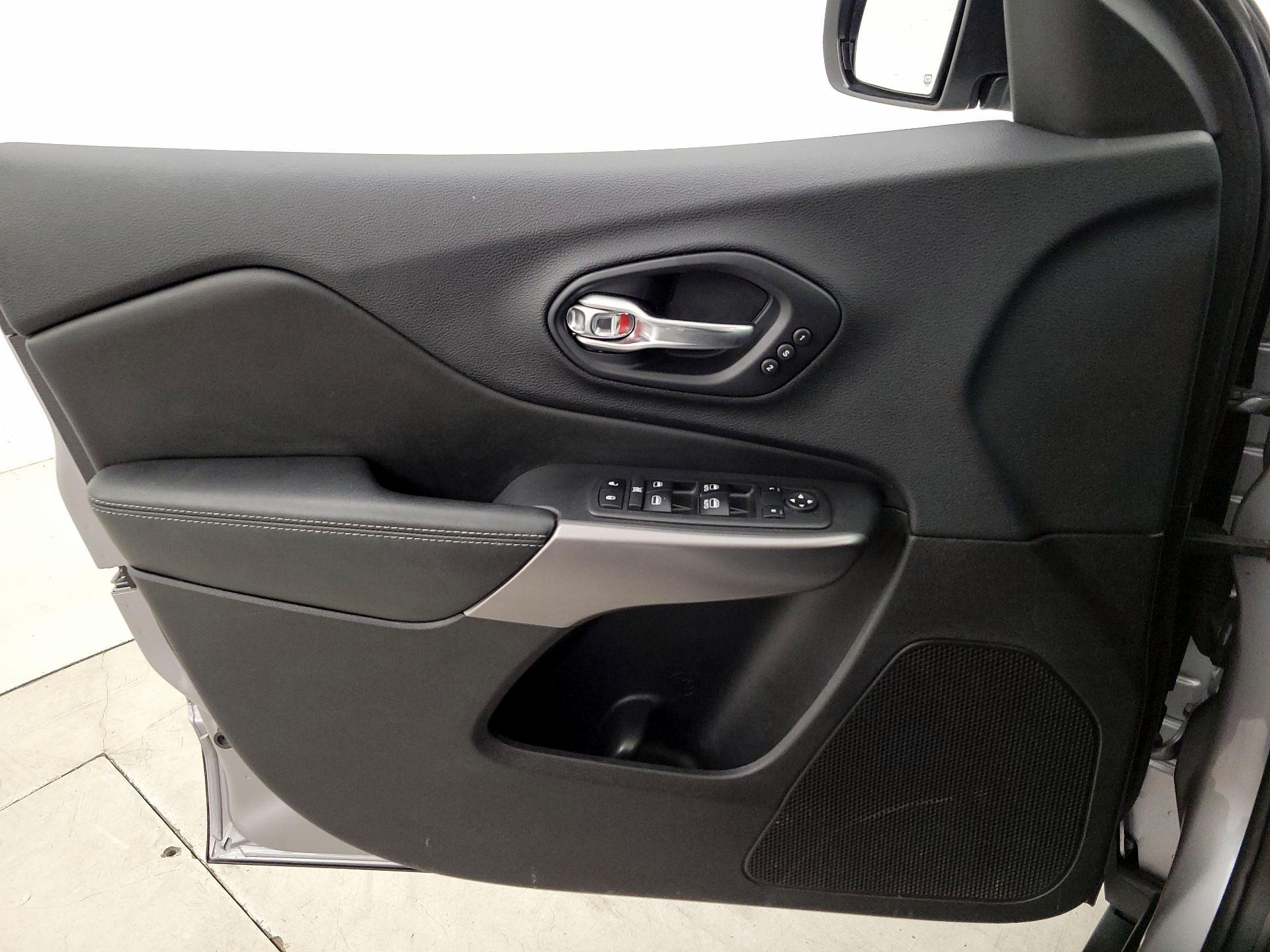 Thumbnail: 2019 Jeep Cherokee - 12