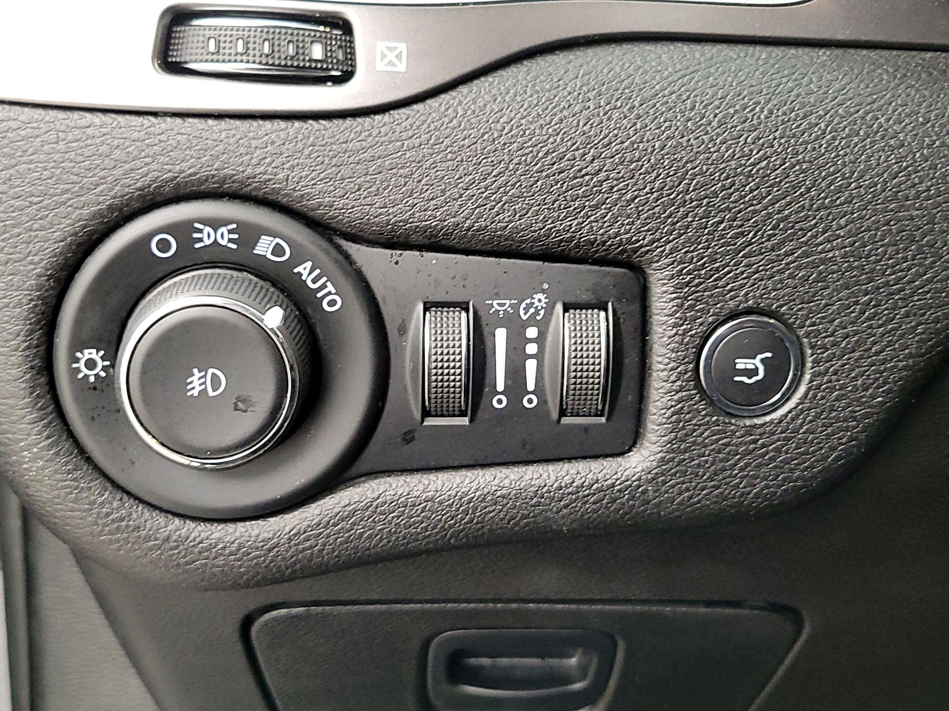 Thumbnail: 2019 Jeep Cherokee - 13