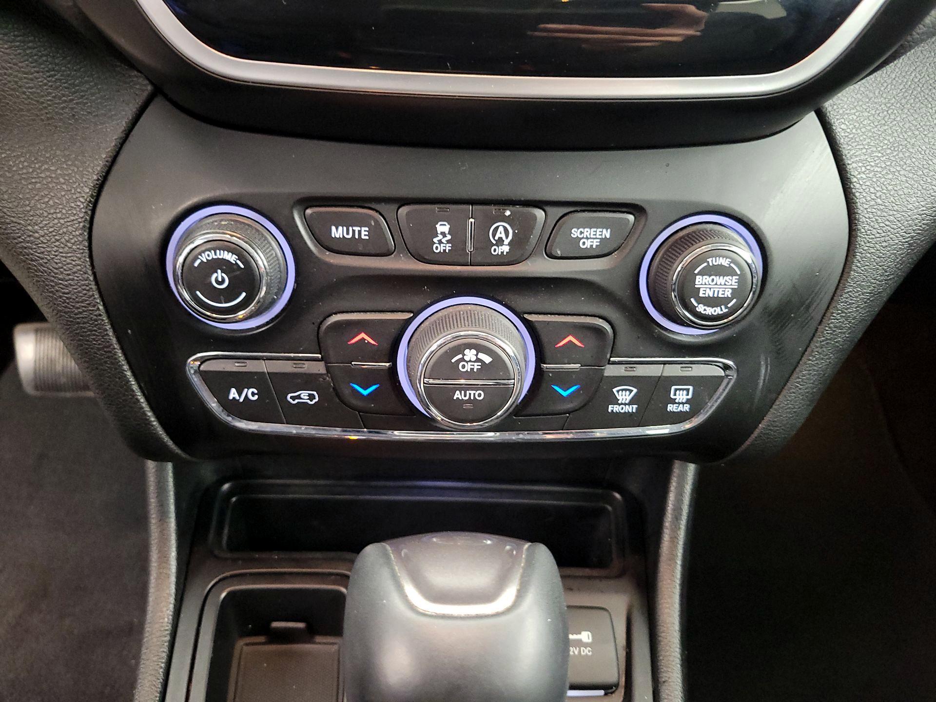 Thumbnail: 2019 Jeep Cherokee - 17