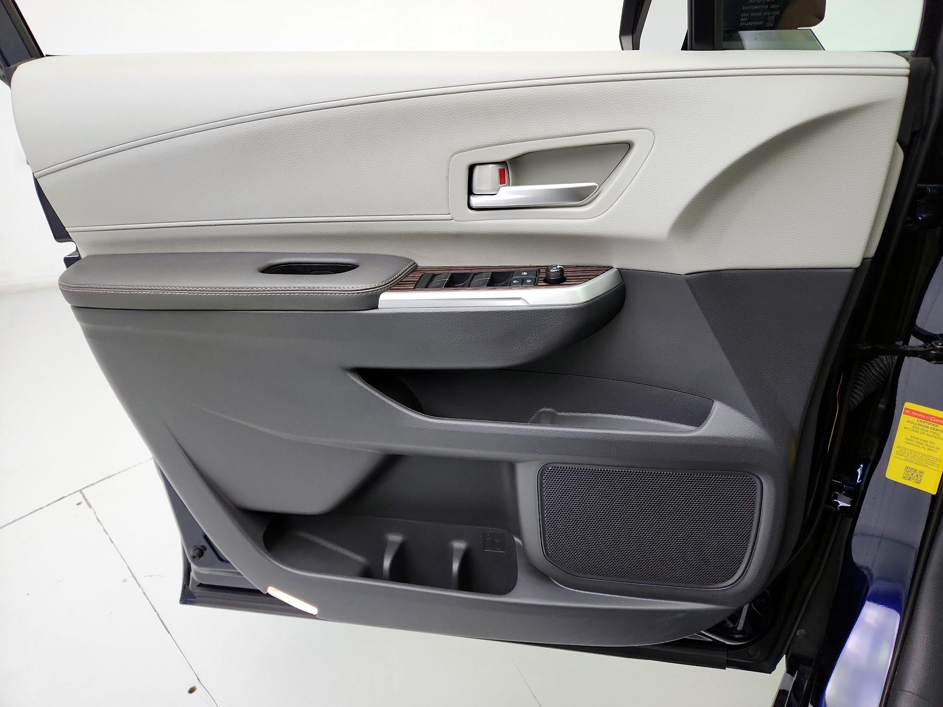 Thumbnail: 2022 Toyota Sienna - 12