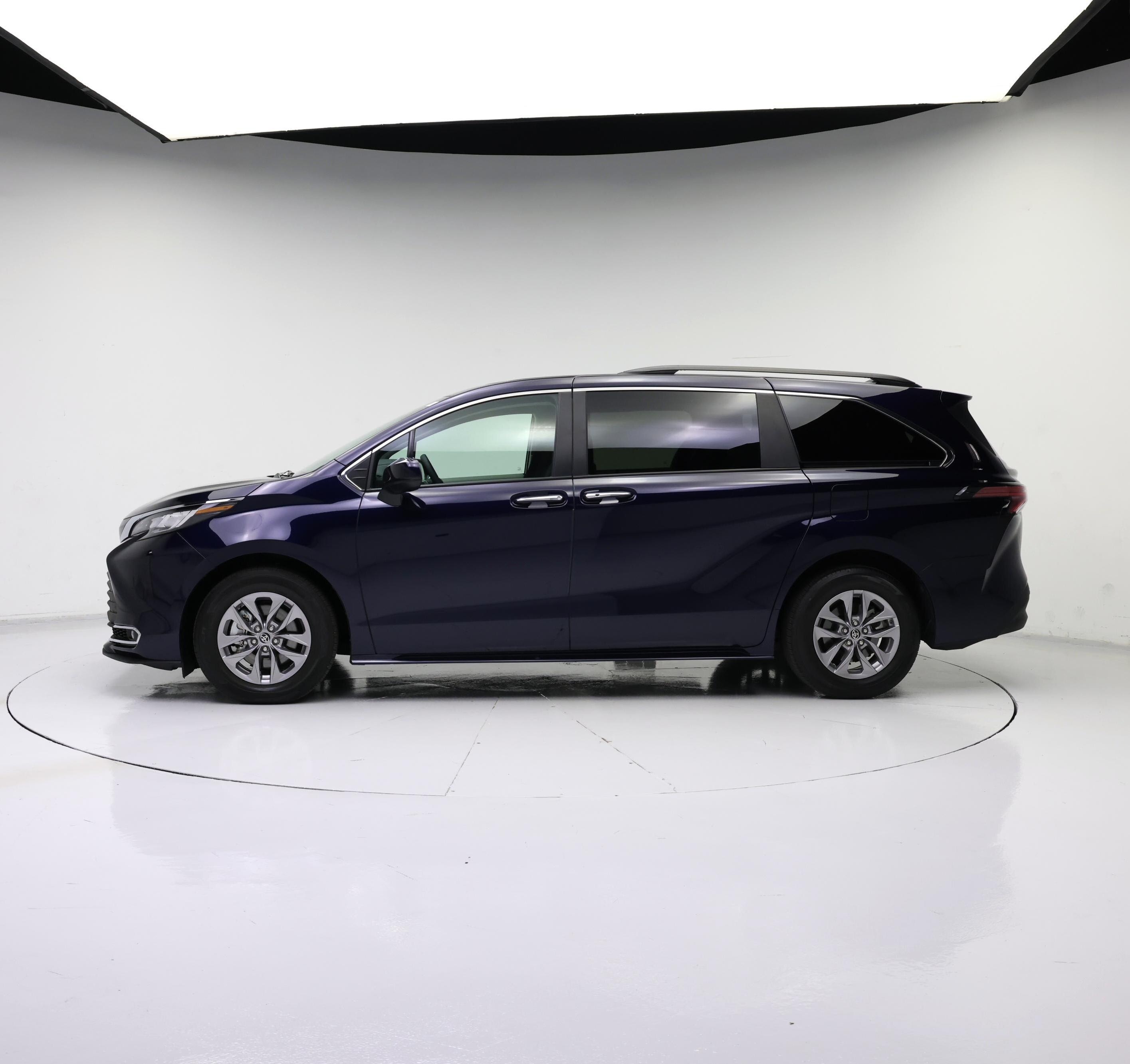 Thumbnail: 2022 Toyota Sienna - 3
