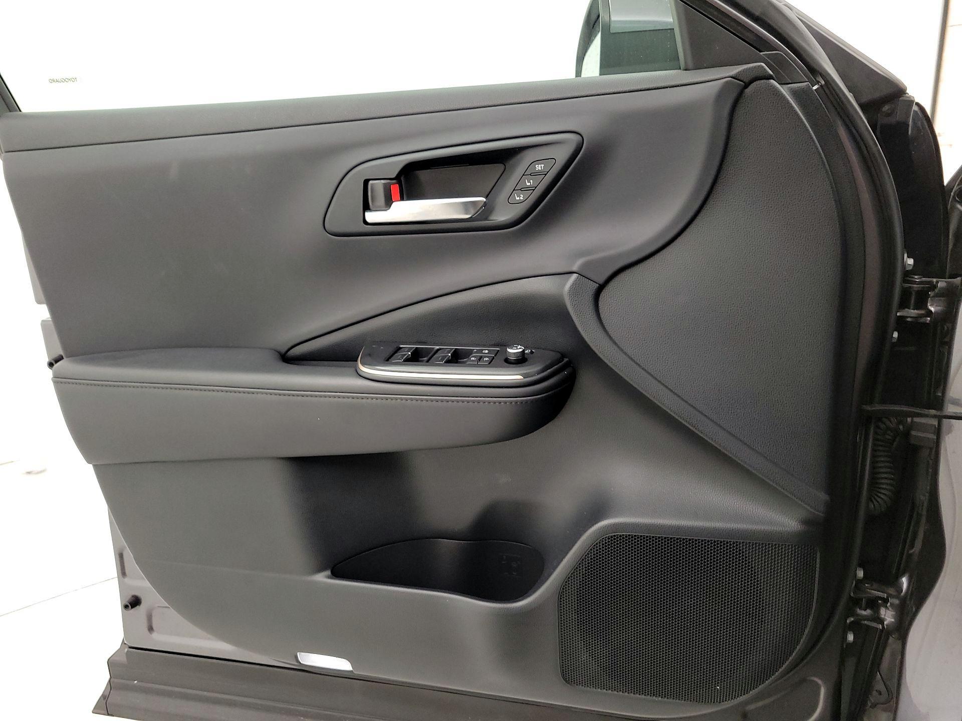 Thumbnail: 2023 Toyota Crown - 10