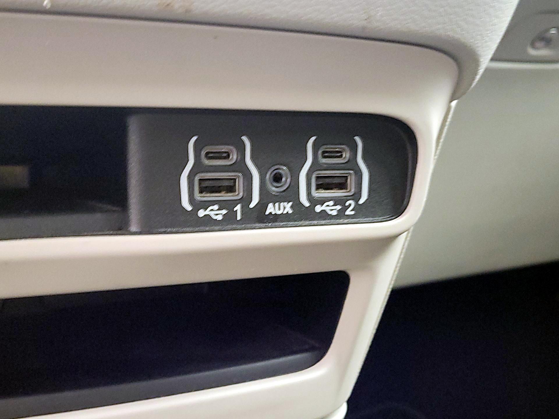 Thumbnail: 2023 Chrysler Pacifica - 18