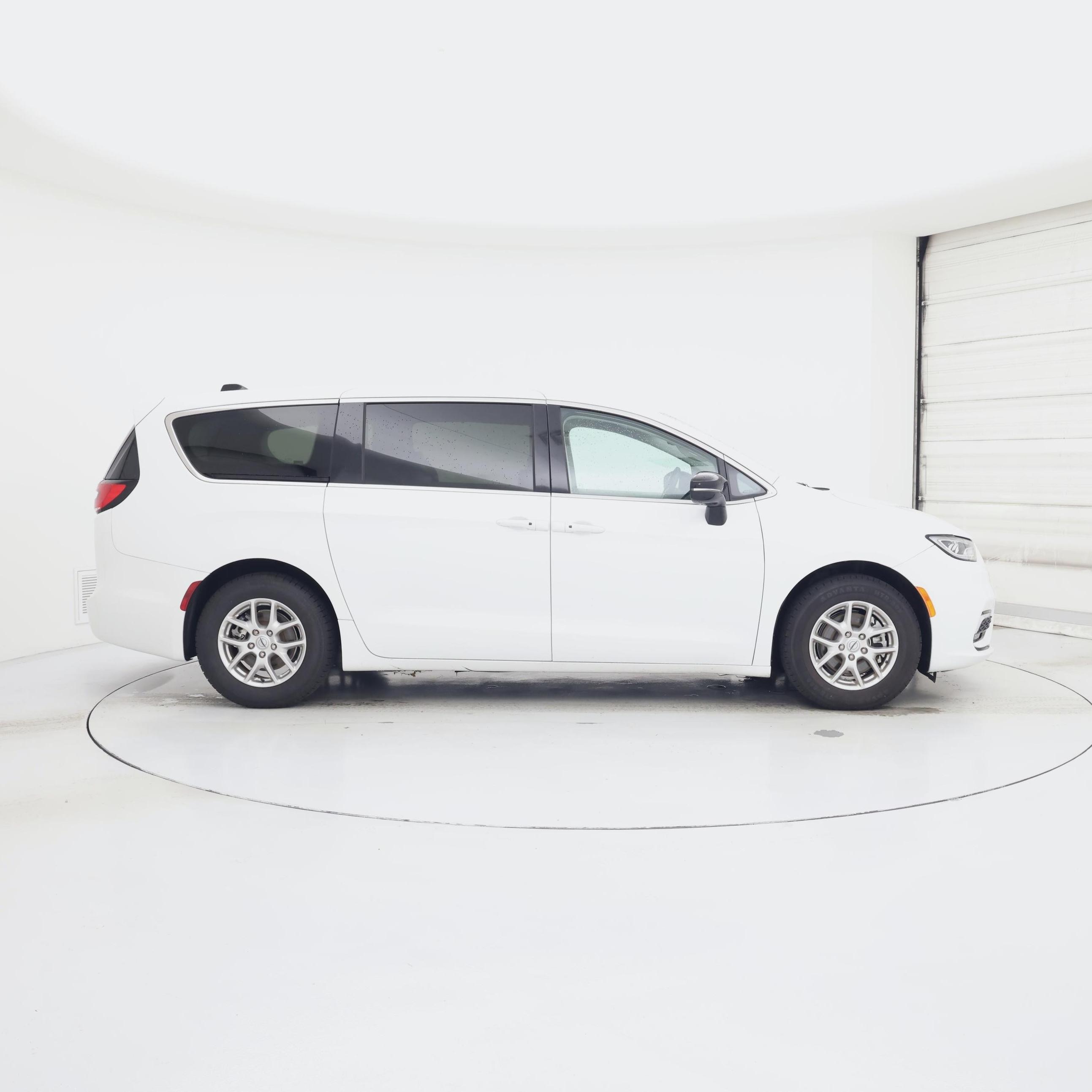 Thumbnail: 2024 Chrysler Pacifica - 7
