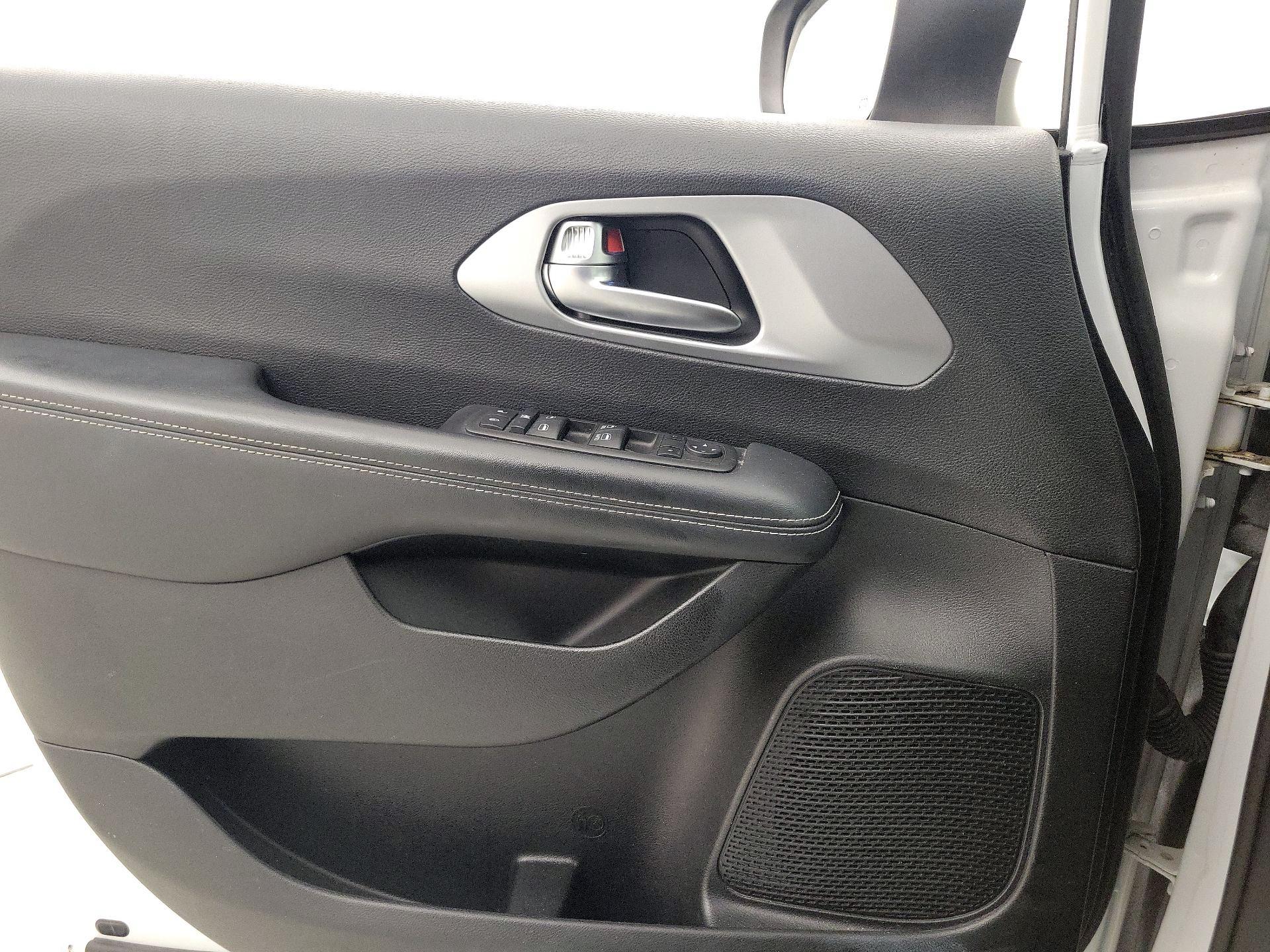 Thumbnail: 2023 Chrysler Pacifica - 12