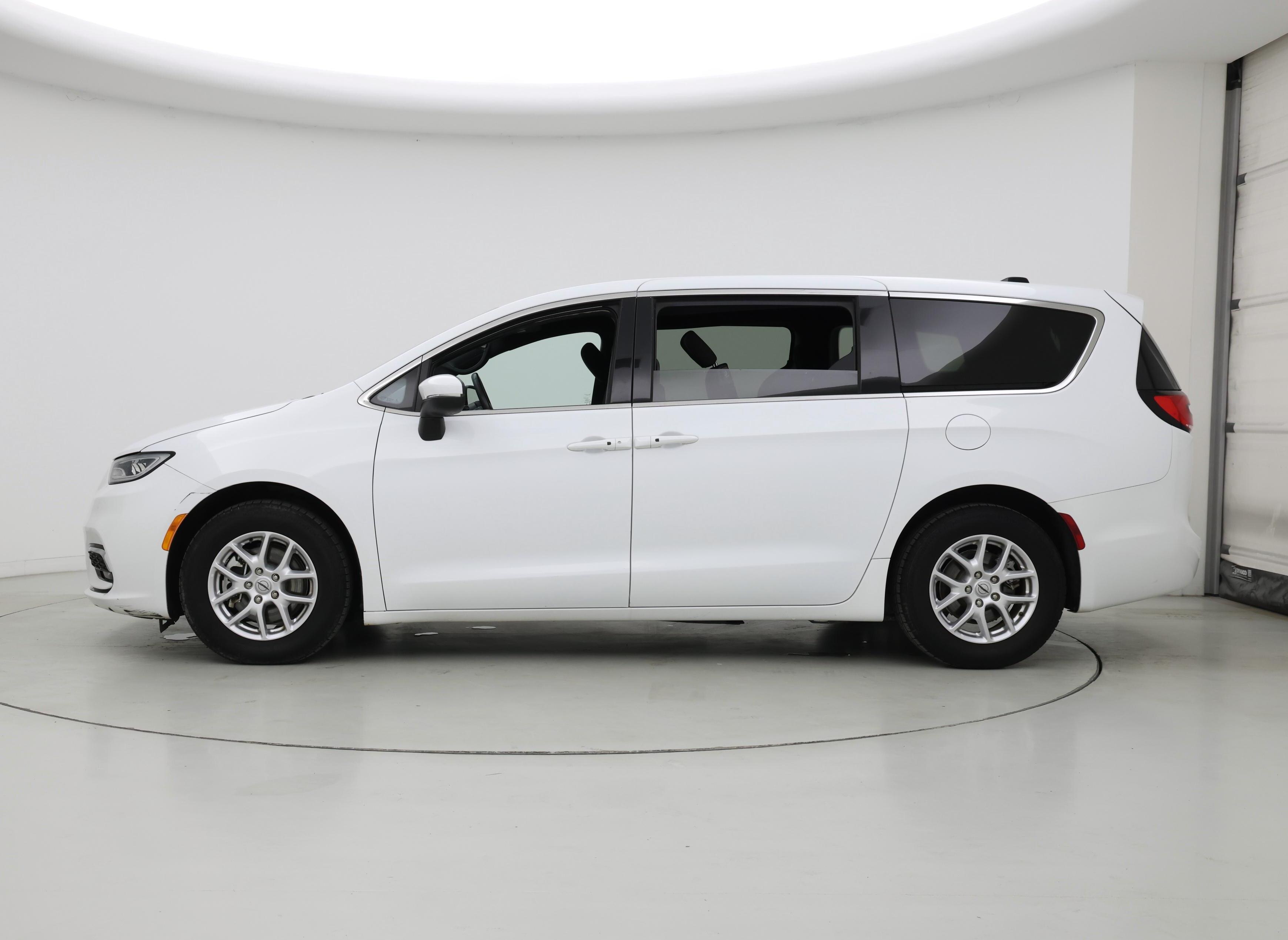 Thumbnail: 2023 Chrysler Pacifica - 3