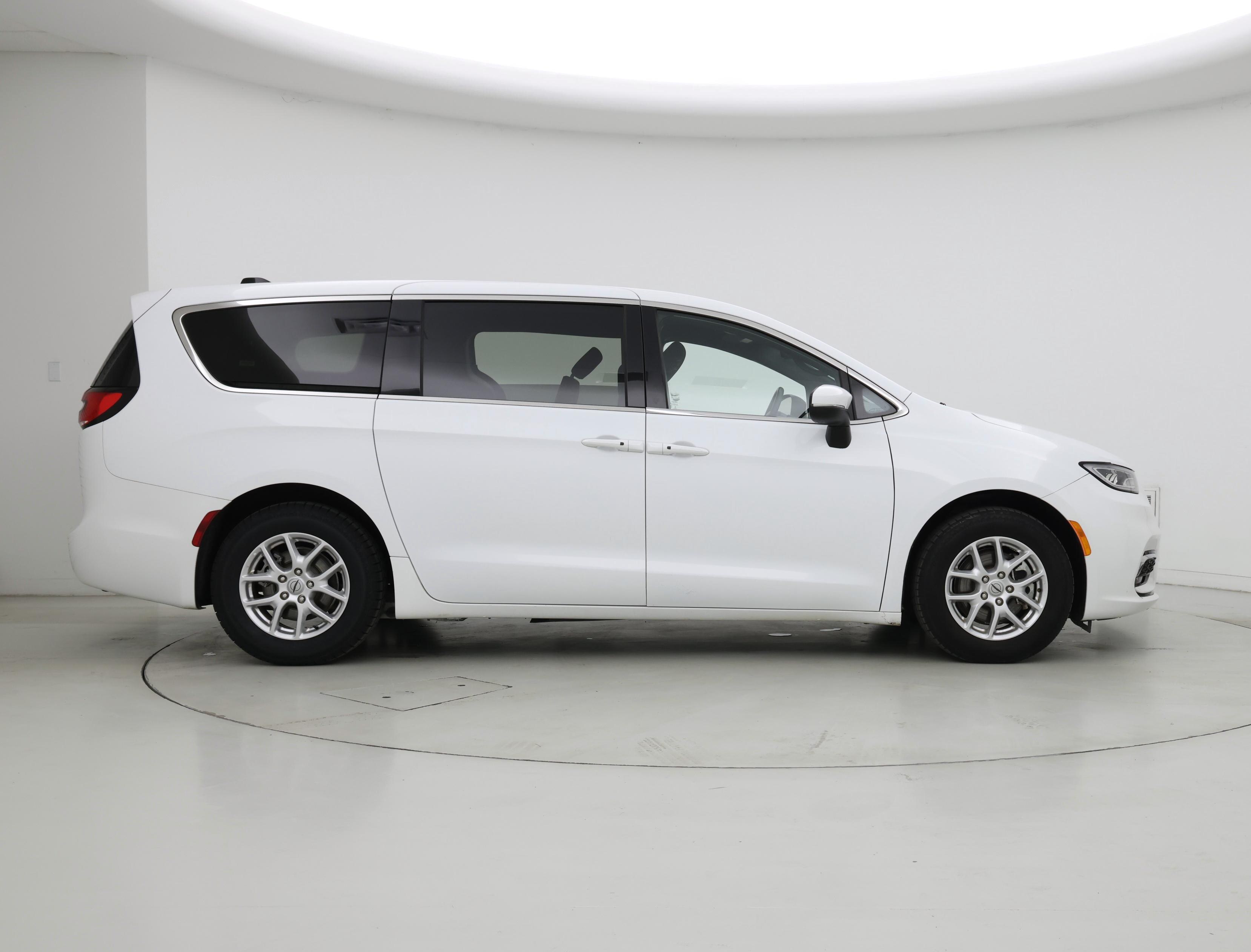 Thumbnail: 2023 Chrysler Pacifica - 7