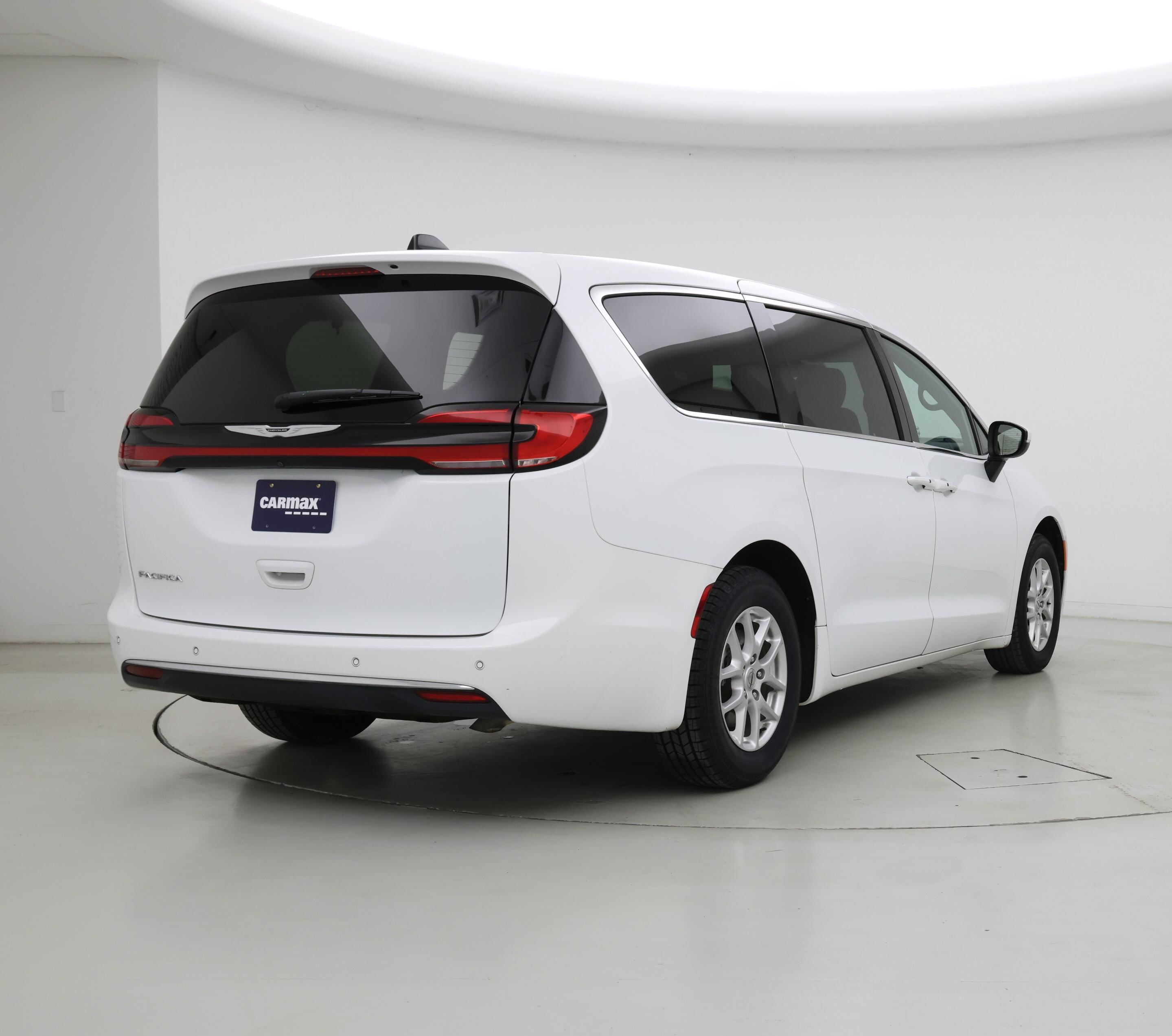 Thumbnail: 2023 Chrysler Pacifica - 8