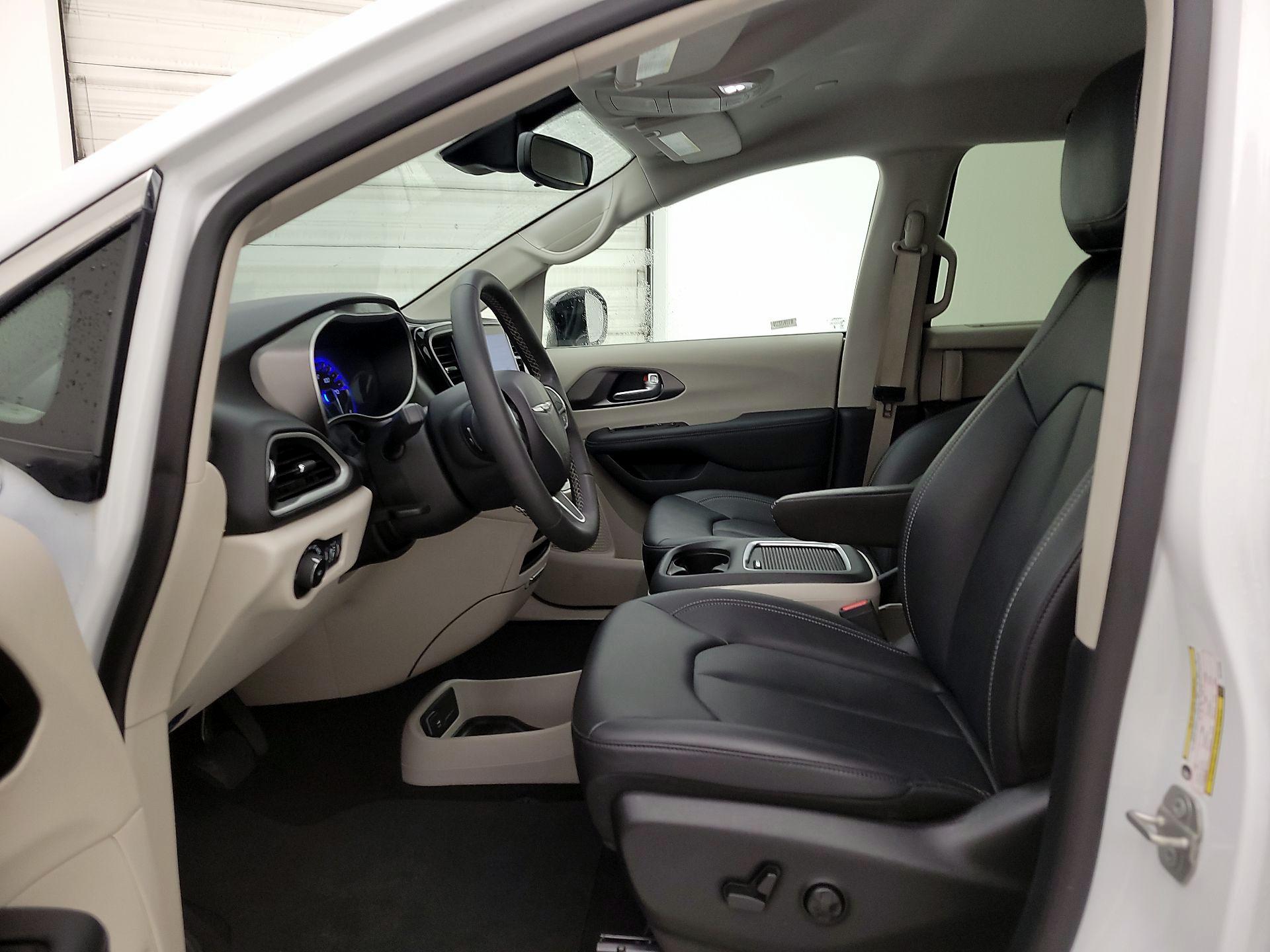 Thumbnail: 2024 Chrysler Pacifica - 11