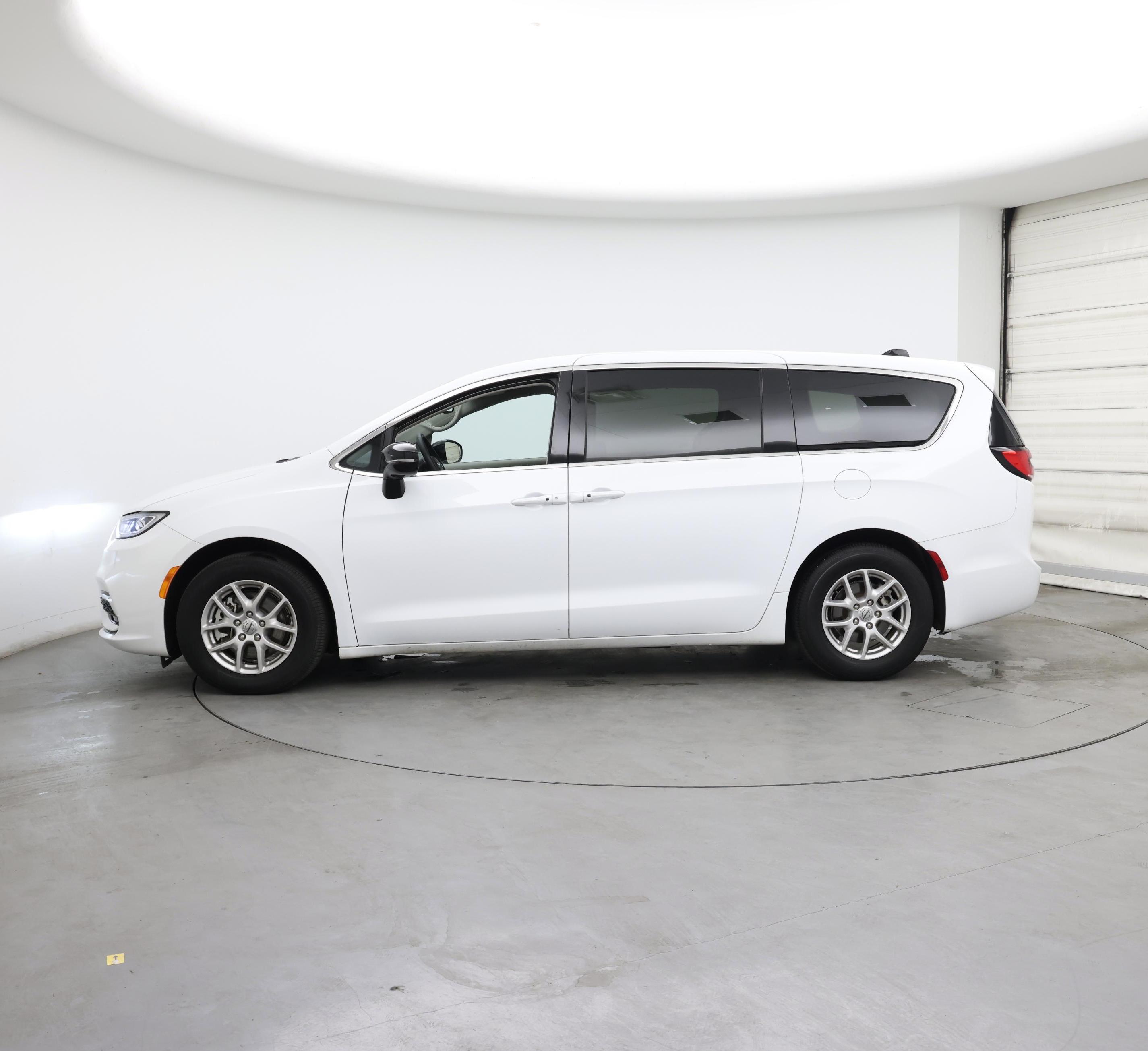 Thumbnail: 2024 Chrysler Pacifica - 3