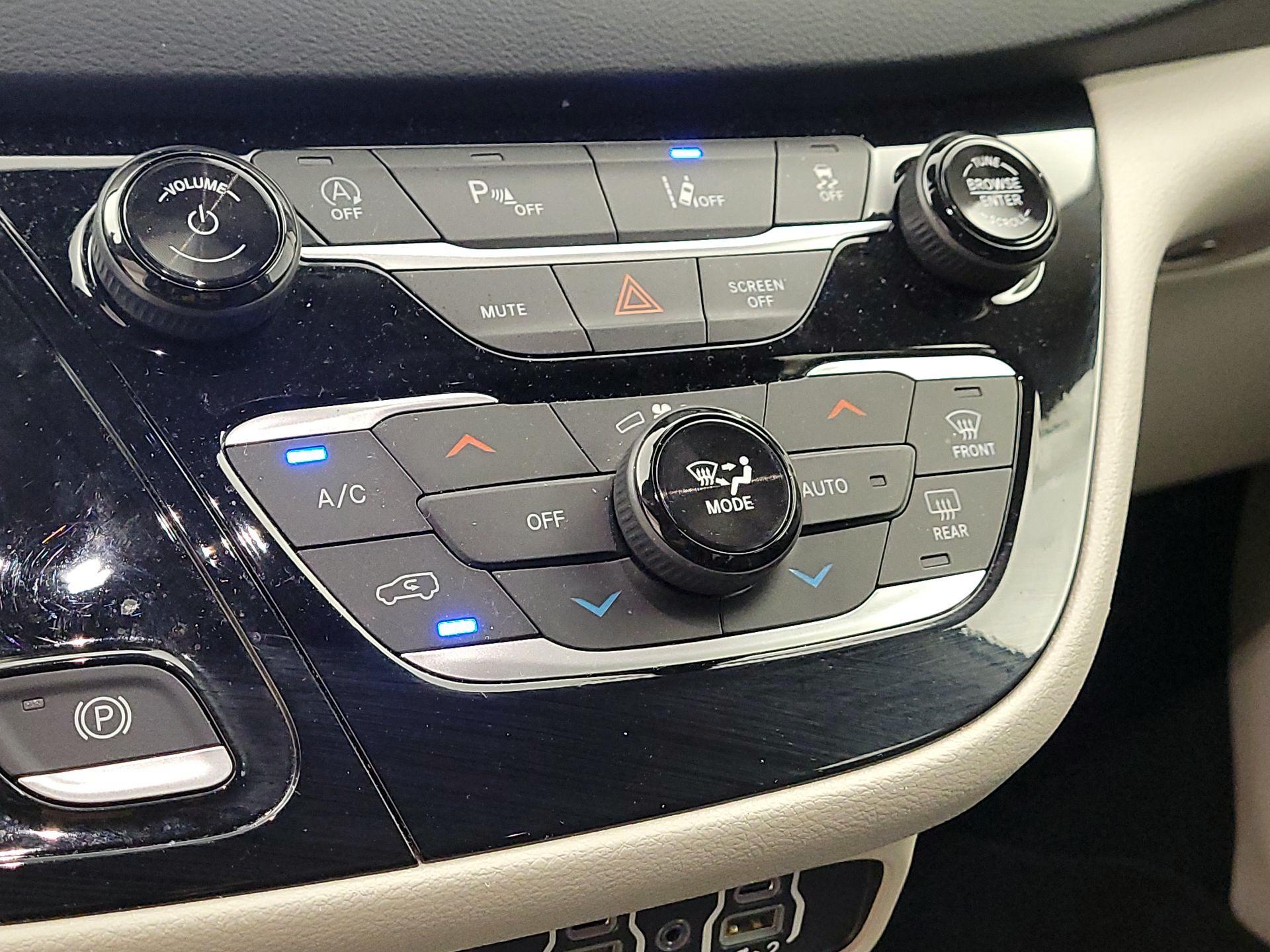 Thumbnail: 2023 Chrysler Pacifica - 16