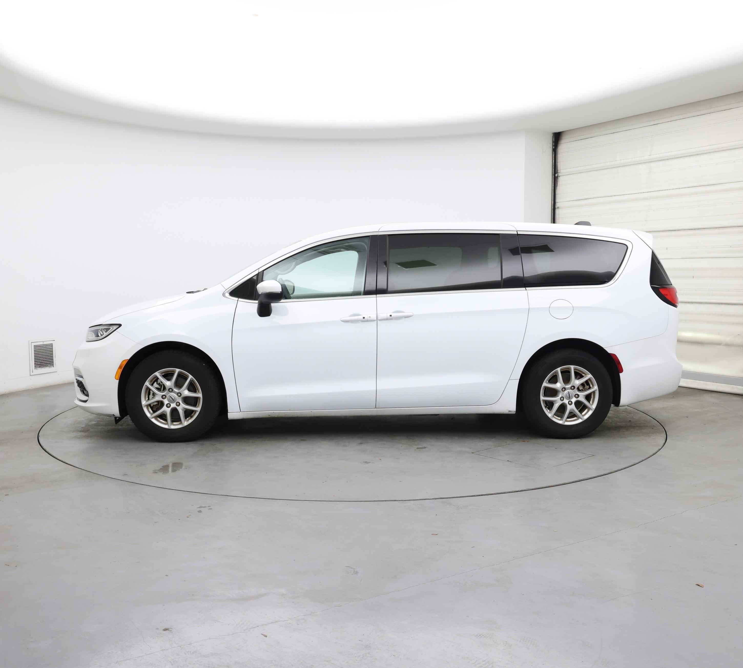 Thumbnail: 2023 Chrysler Pacifica - 3