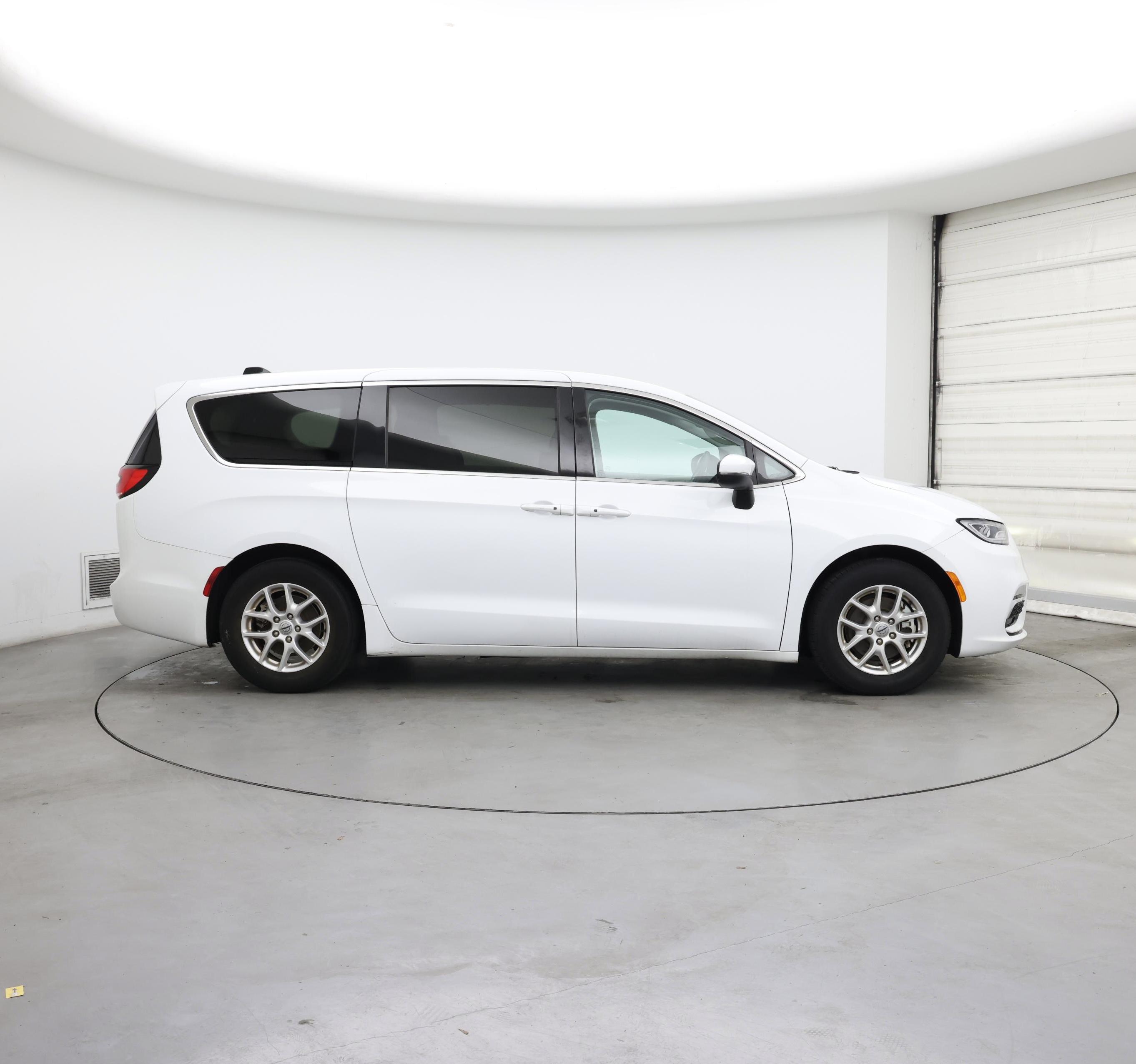 Thumbnail: 2023 Chrysler Pacifica - 7