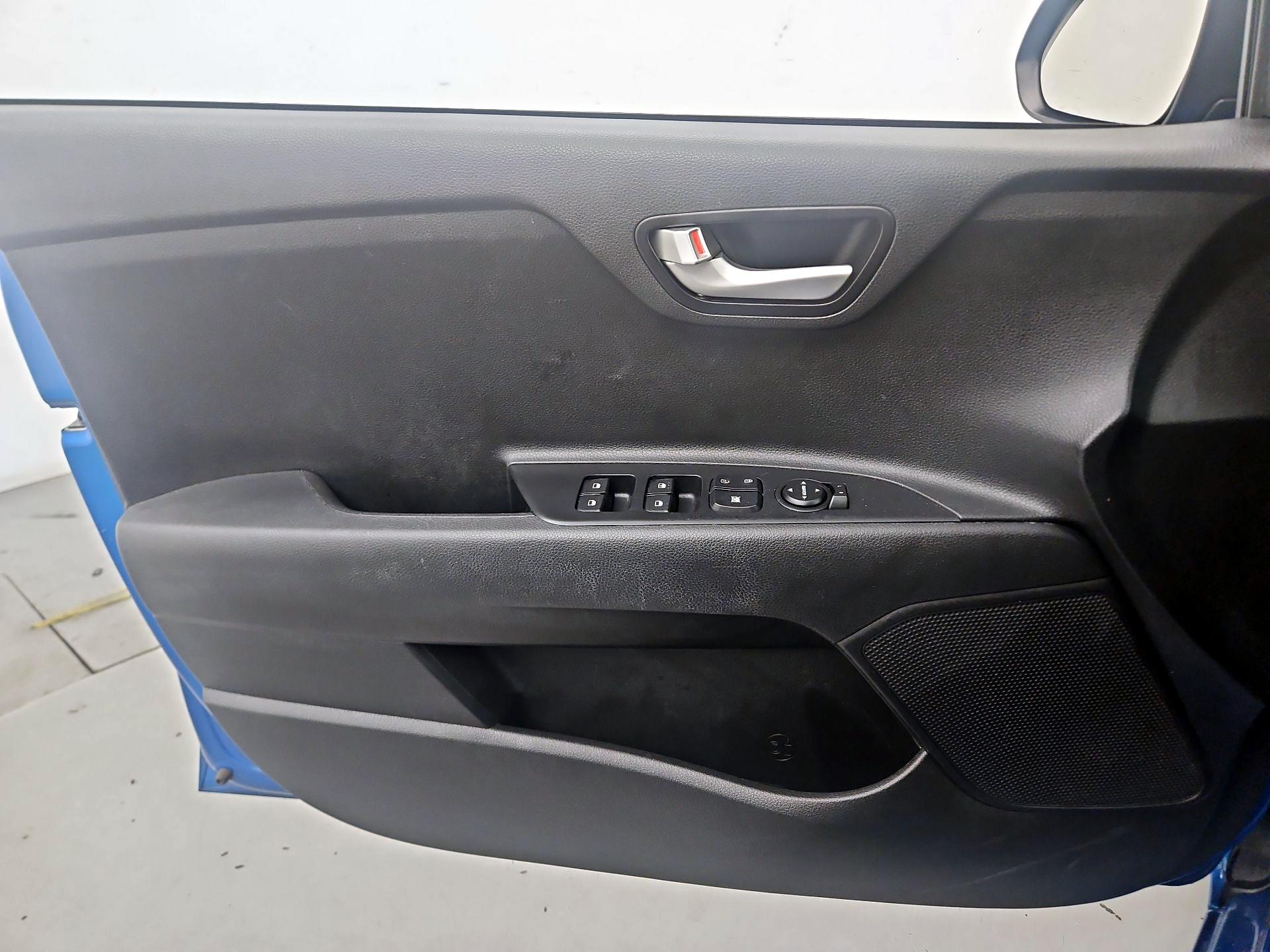 Thumbnail: 2023 Kia Rio - 12