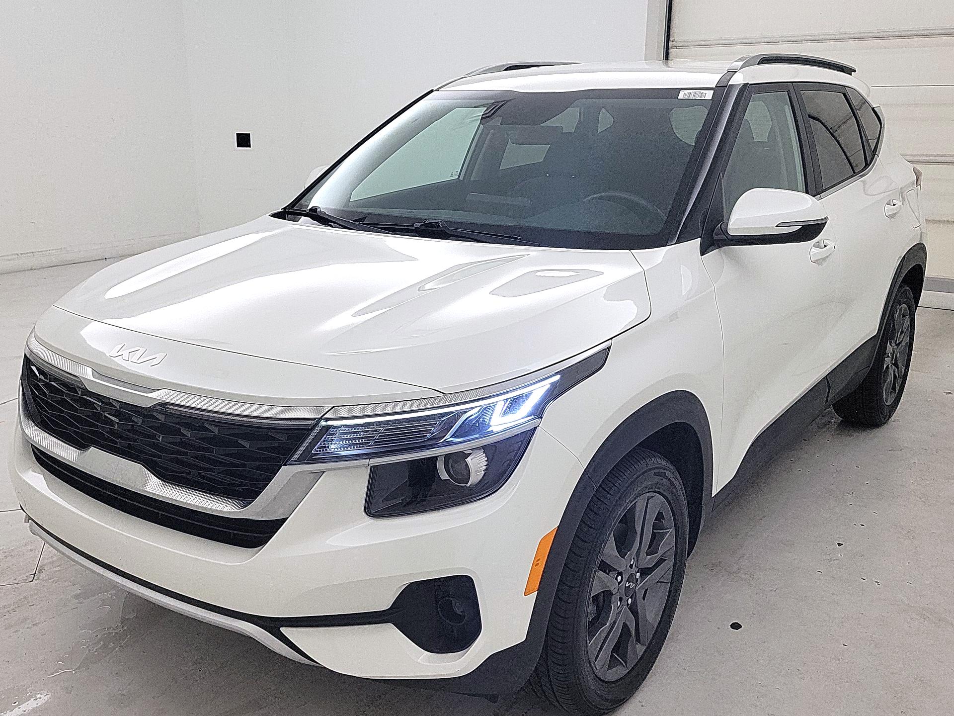 Thumbnail: 2023 Kia Seltos - 3