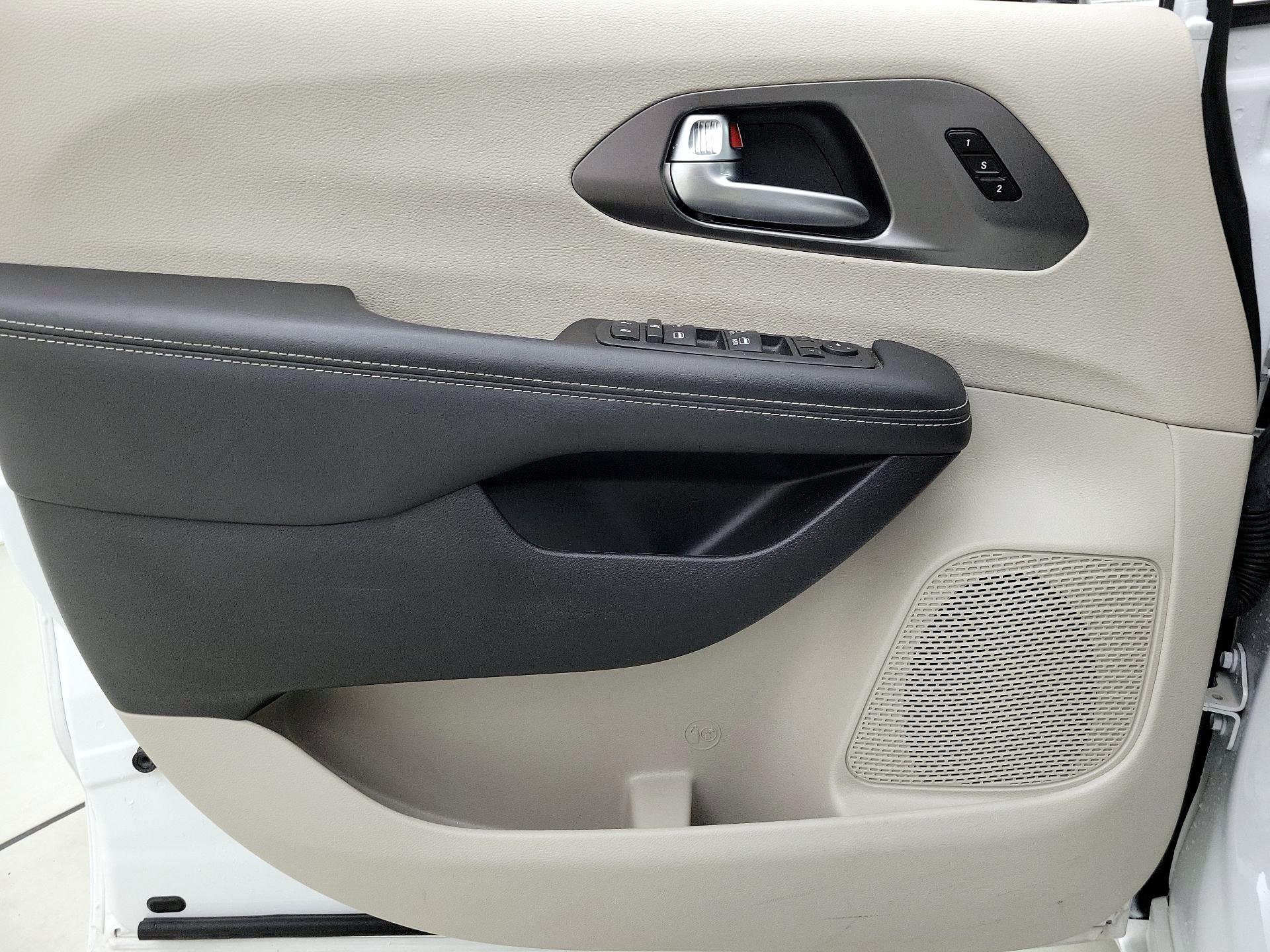 Thumbnail: 2024 Chrysler Pacifica - 12