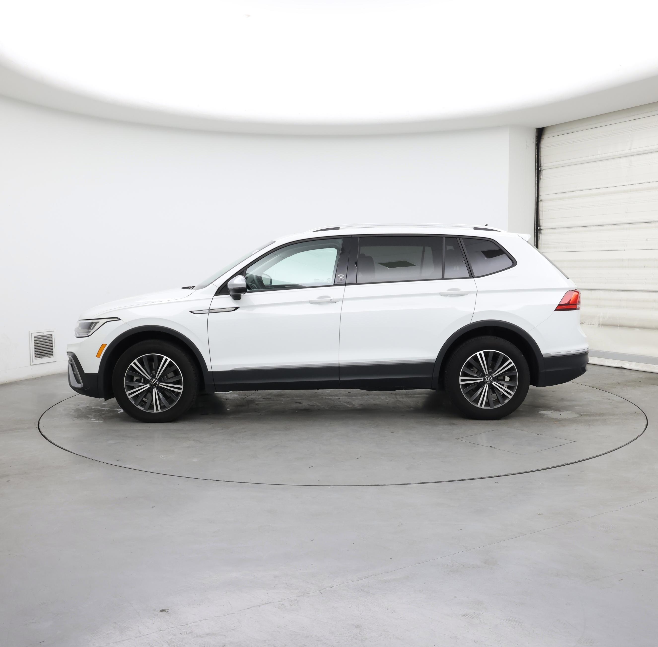 Thumbnail: 2024 Volkswagen Tiguan - 3