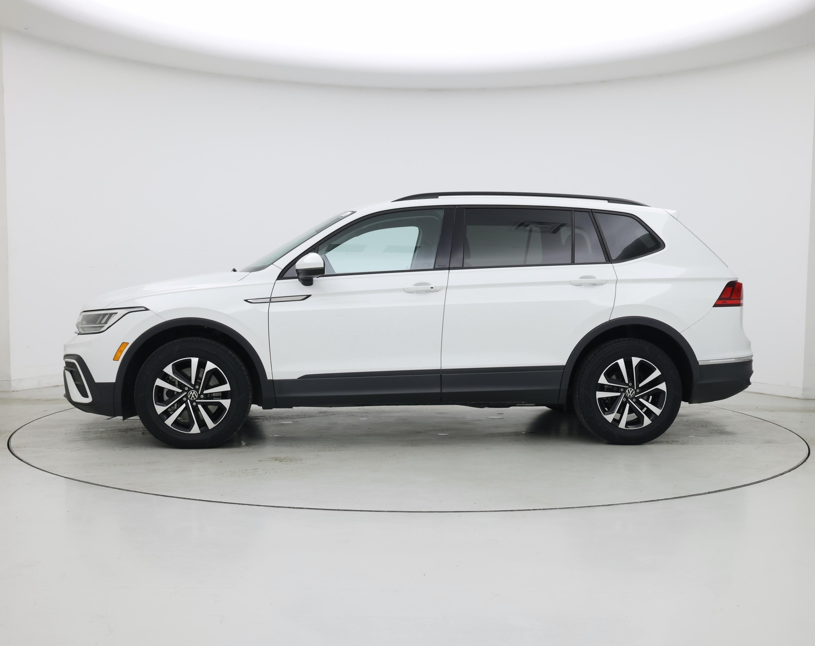 Thumbnail: 2023 Volkswagen Tiguan - 3