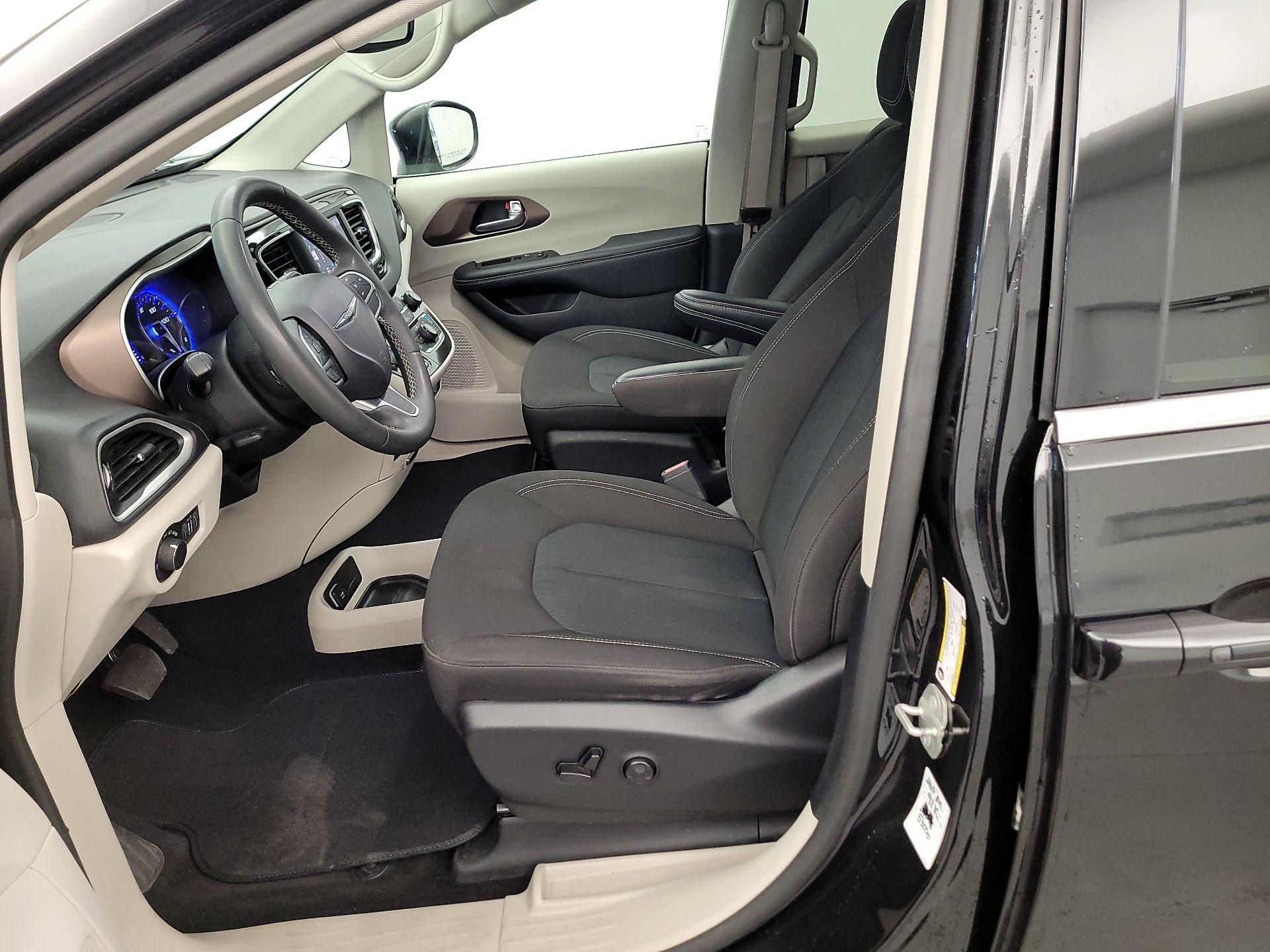 Thumbnail: 2023 Chrysler Voyager - 11