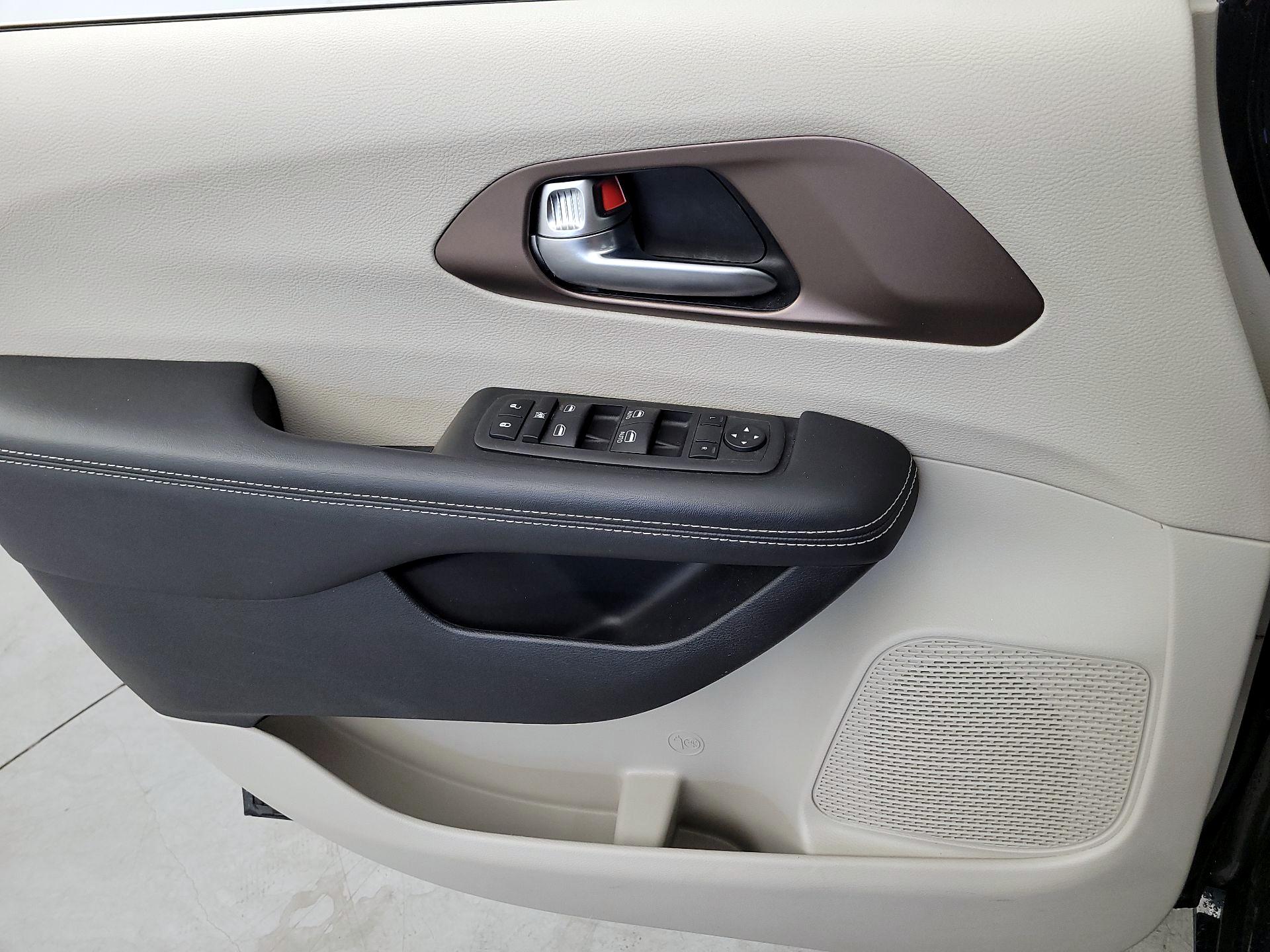 Thumbnail: 2023 Chrysler Voyager - 12