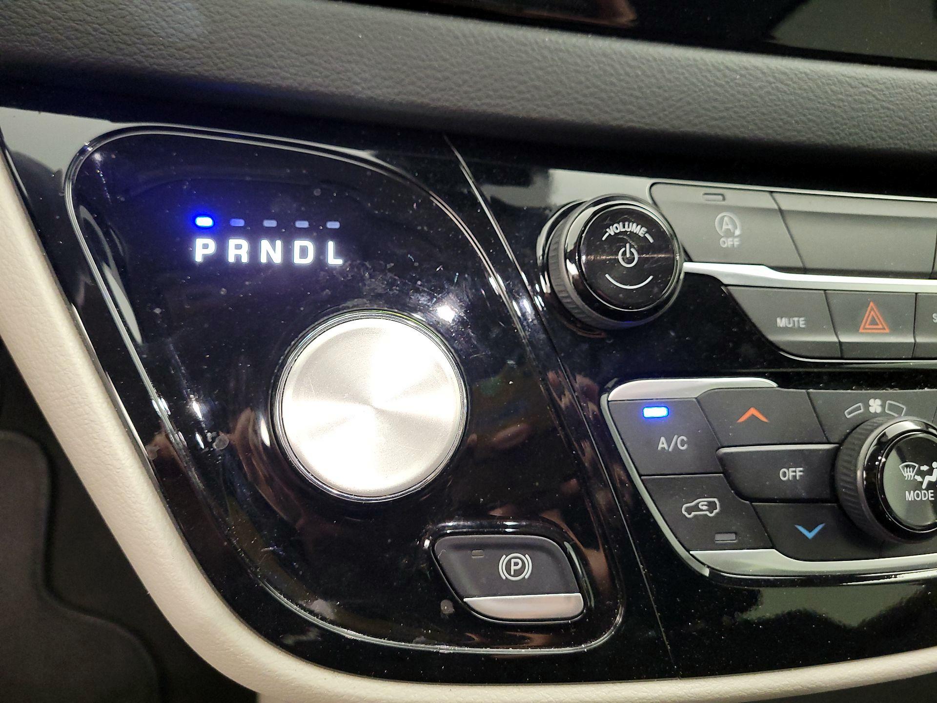 Thumbnail: 2023 Chrysler Voyager - 15