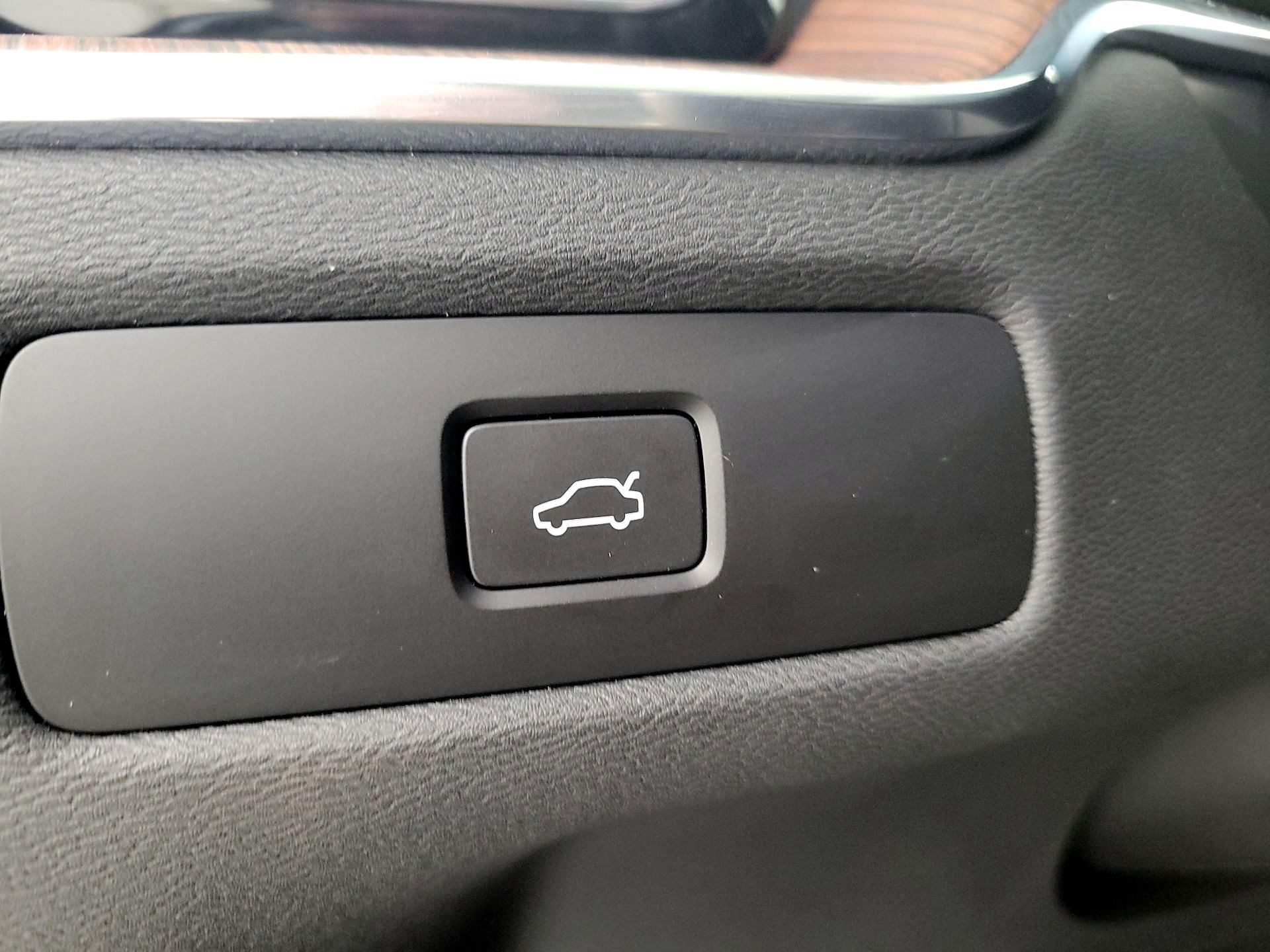 Thumbnail: 2023 Volvo XC60 - 13